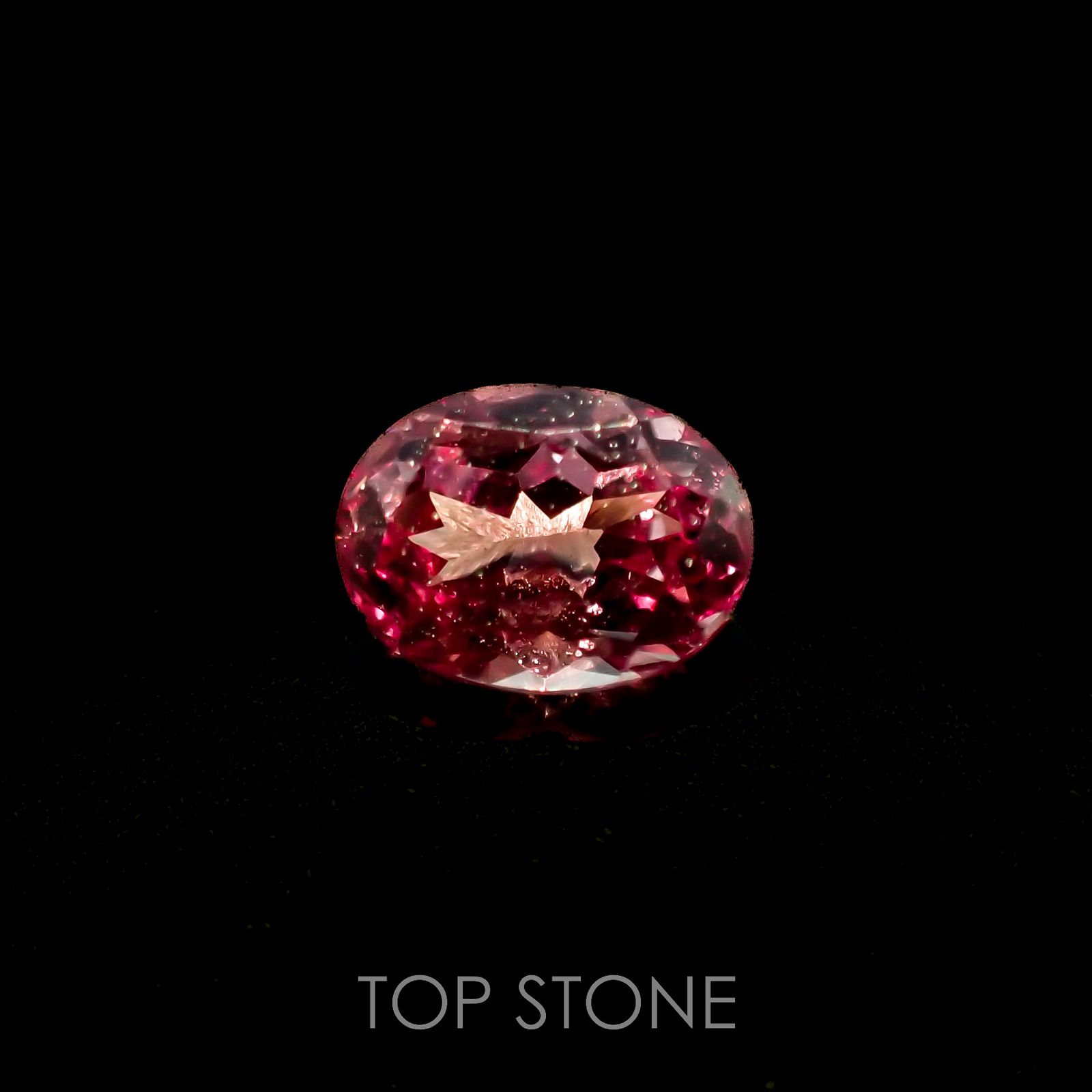 カラーシフト マラヤガーネット(宝石名ガーネット)タンザニア・マヘンゲ産 1.04ct 識別済[220717107]6.8x5mm前後