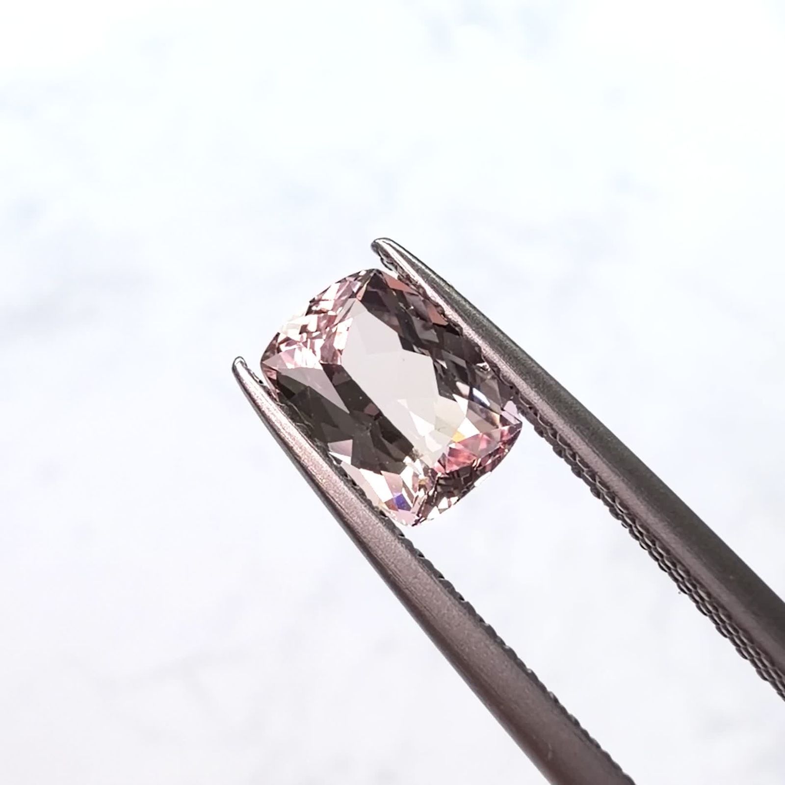 幻の桜色『ピンクゾイサイト』｜タンザナイトを凌ぐ「希少性」から可憐