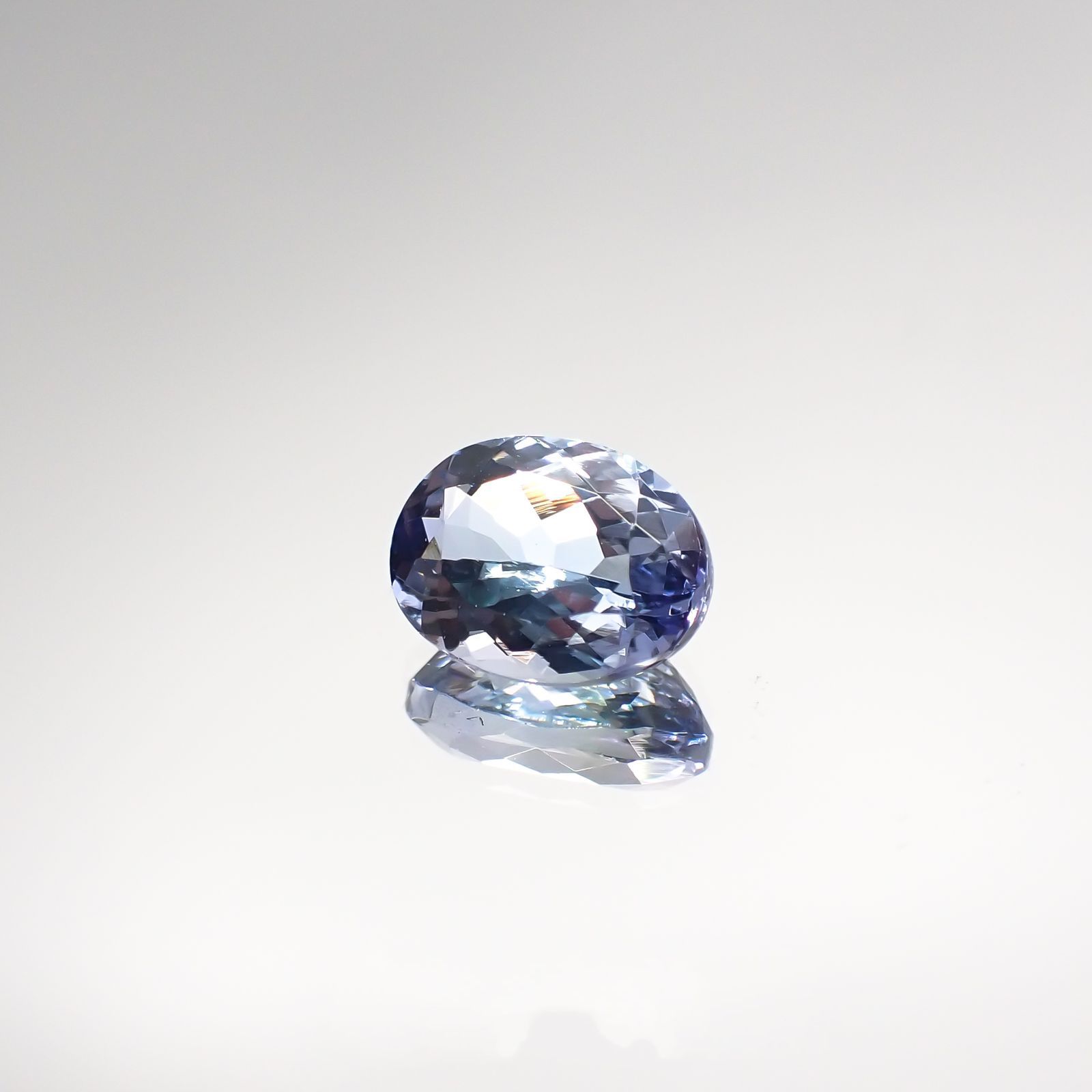 バイカラータンザナイト(宝石名タンザナイト) タンザニア産 1.544ct ソ付(彩珠)[210711819]8.1×6mm前後