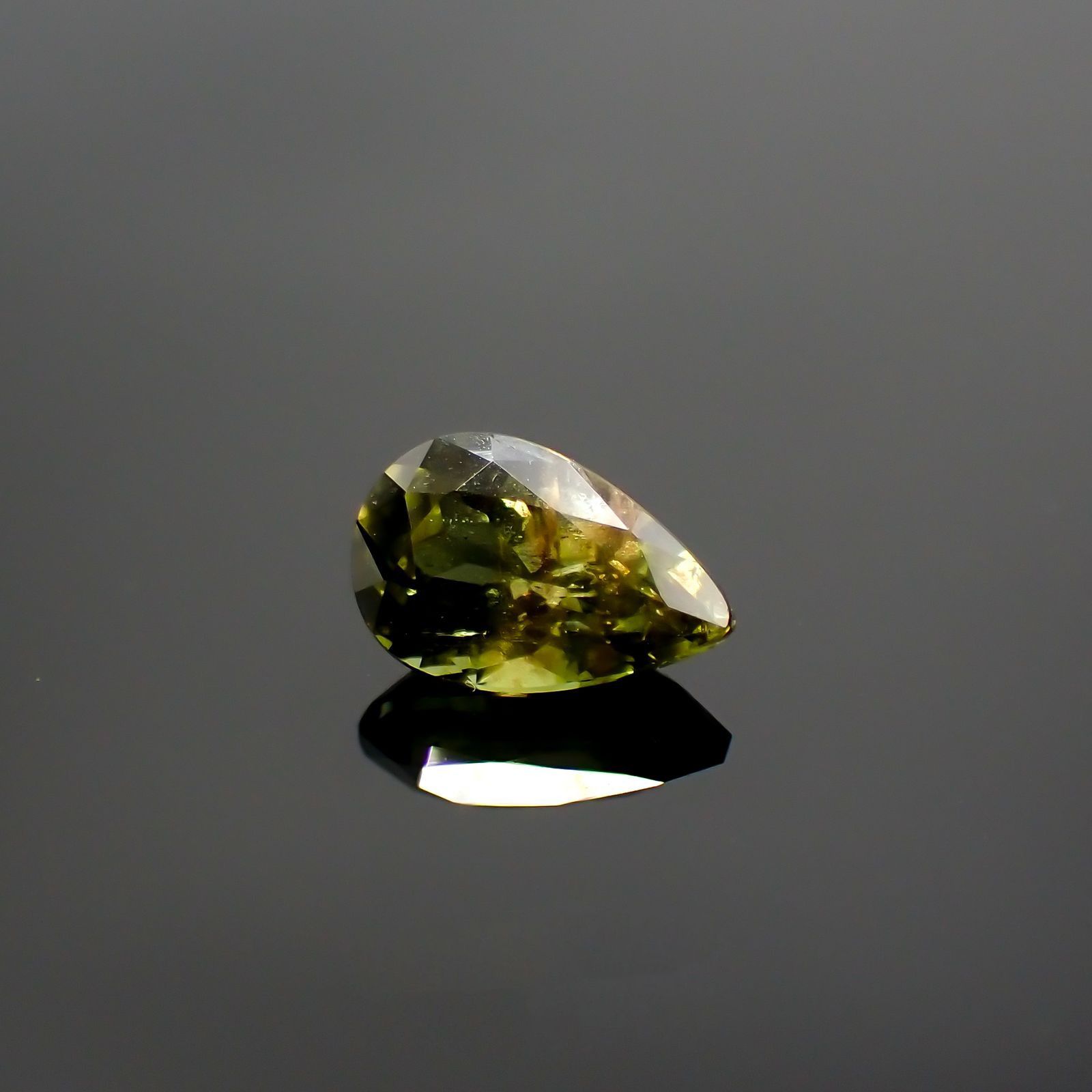 ゴールドシーンサファイア 非加熱(宝石名シーン・サファイア) ケニア産 1.007ct ソ付(彩珠)[250712072]7.5×4.8mm前後