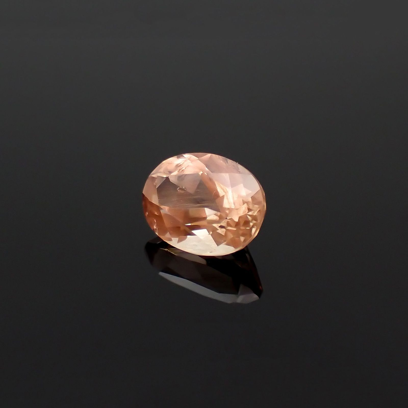 オレゴンサンストーン(宝石名ラブラドライト)アメリカ・オレゴン州産 識別済 1.28ct / 8.1x6.2mm前後 [230120122]