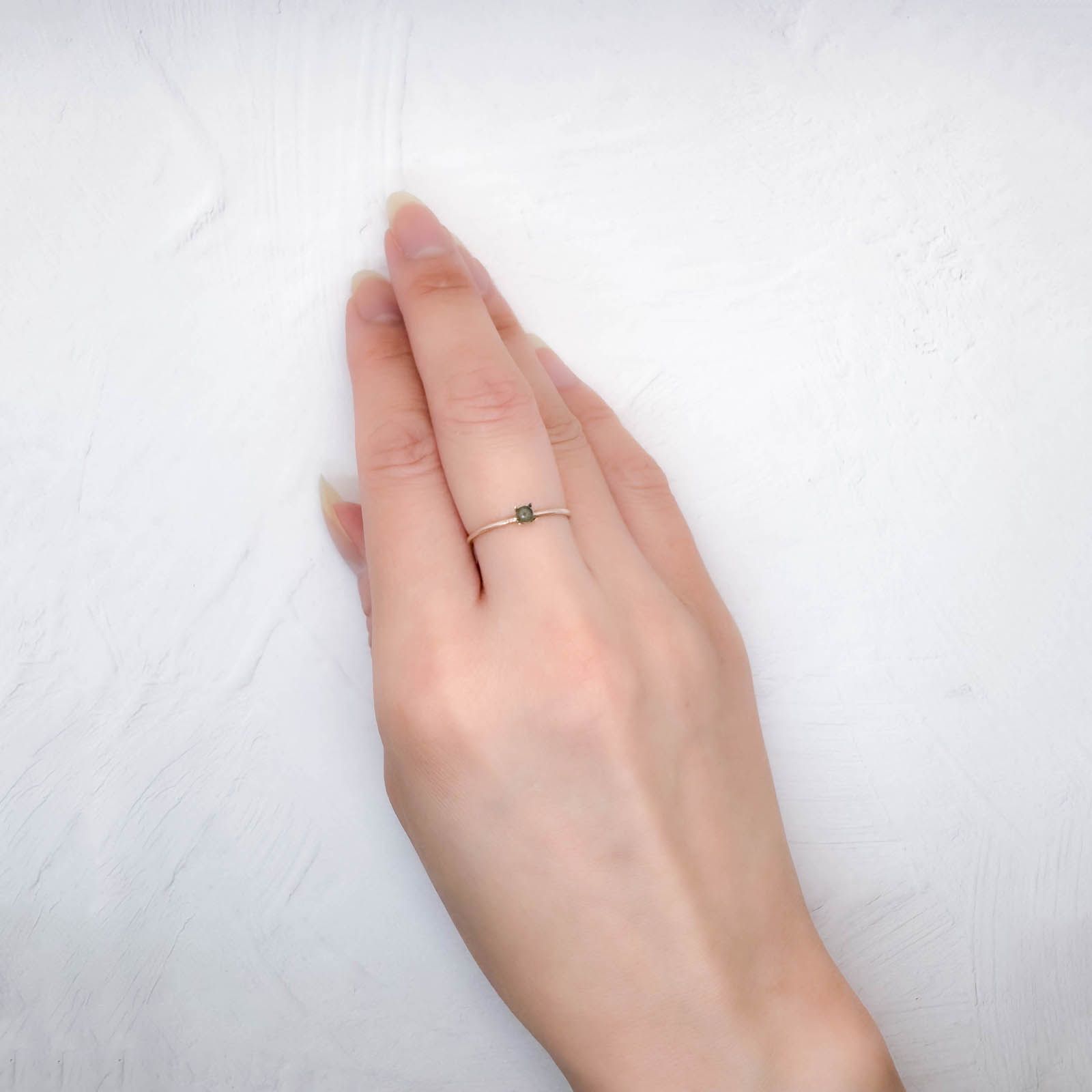 シルキーアレキサンドライト ブラジル・ミナスジェライス州ヘマチタ鉱山産 0.095ct / 2.6x2.6mm前後 [250931028]