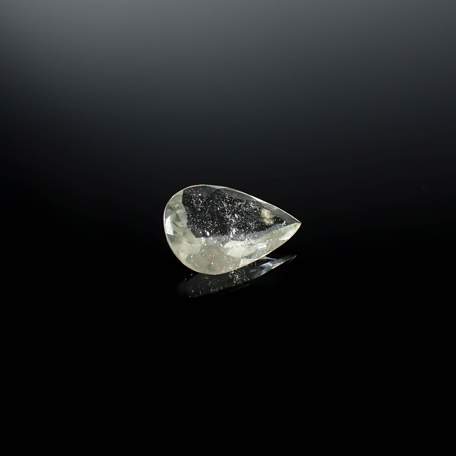 リビアングラス 発見地：エジプト・リビア砂漠 2.74ct / 14.5x9.8mm前後 [251131308]
