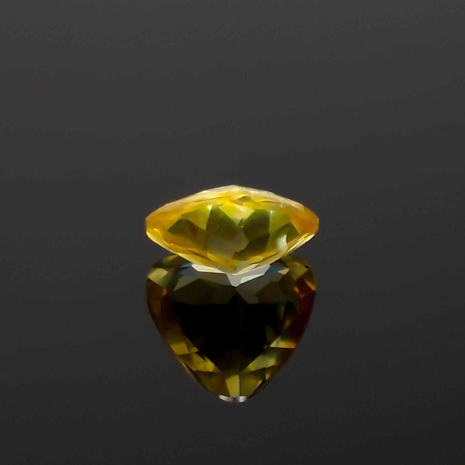 スファレライト スペイン産 0.68ct[230722758]5.6x5.8mm前後