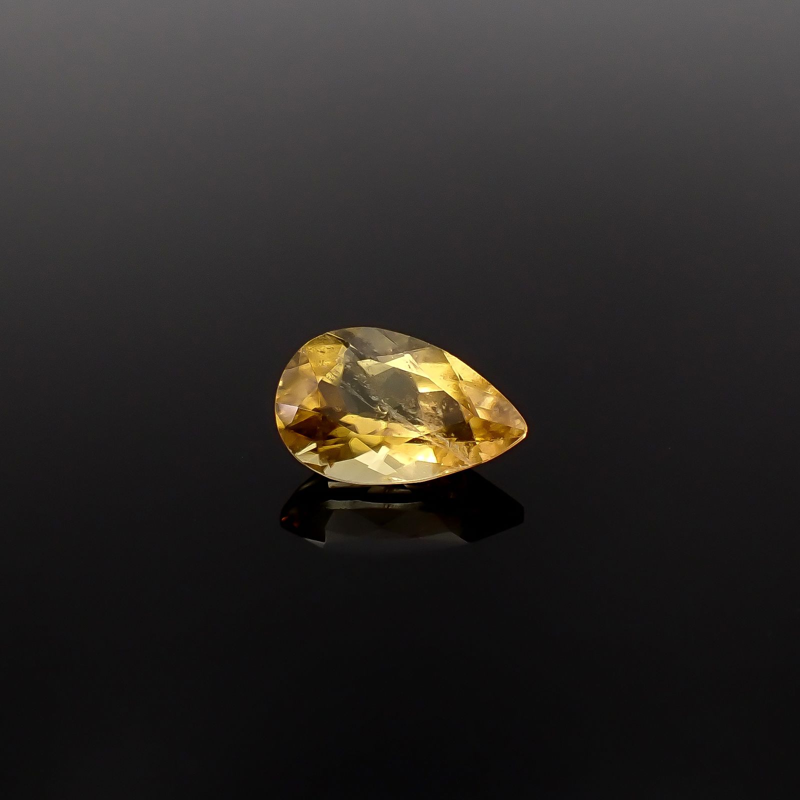 コンドロダイト(宝石名コンドロダイト)タジキスタン・パミール高原産 識別済 1.46ct / 9.4x6.1mm前後 [260131582]
