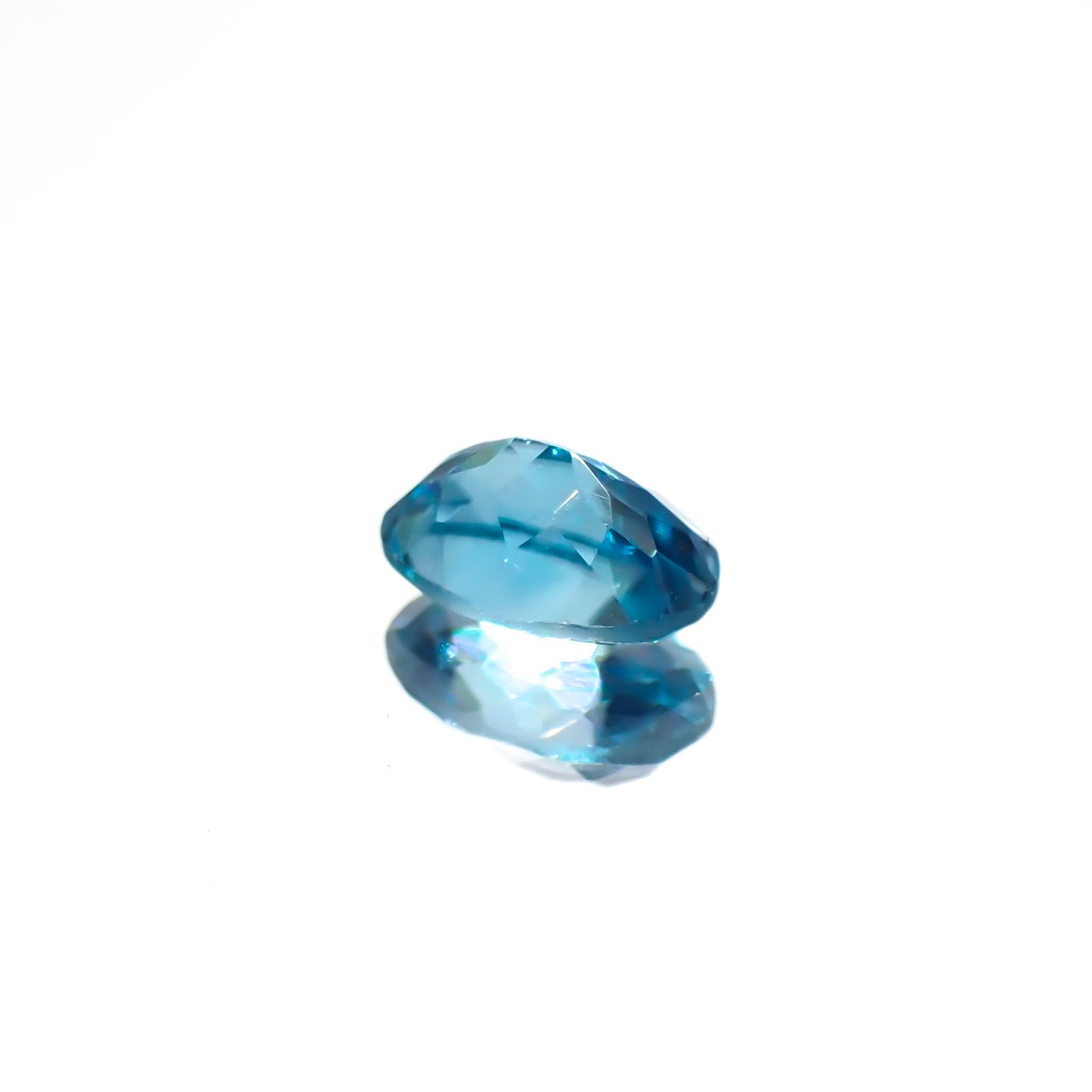 ブルージルコン カンボジア産 0.79ct[240728511]6.2x4mm前後