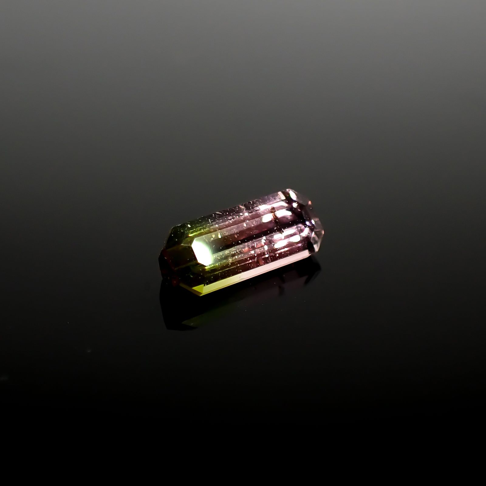 バイカラートルマリン アフガニスタン産 0.68ct [241029406]7.9x3.3mm前後