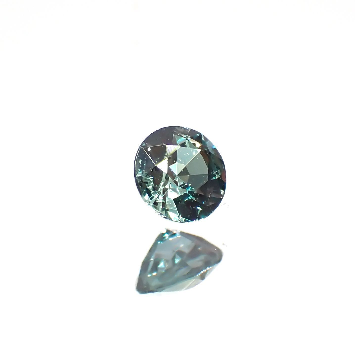 アレキサンドライト(宝石名アレキサンドライト)ブラジル産/EmeraldMains社製 0.148ct ソ付(彩珠)[220516025]3.2x3.2mm前後