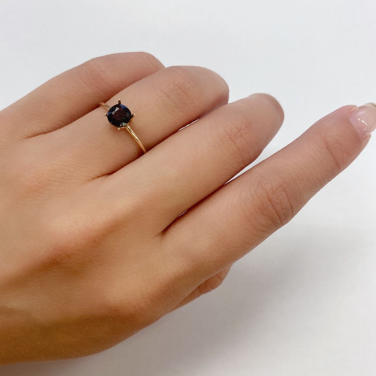 カラーチェンジガーネット アレキタイプ(宝石名パイロープ スペサルティン・ガーネット/カラーチェンジ・タイプ)マダガスカル・ベキリー産 0.685ct ソ付(彩珠)[210711806]5.4×5.2mm前後
