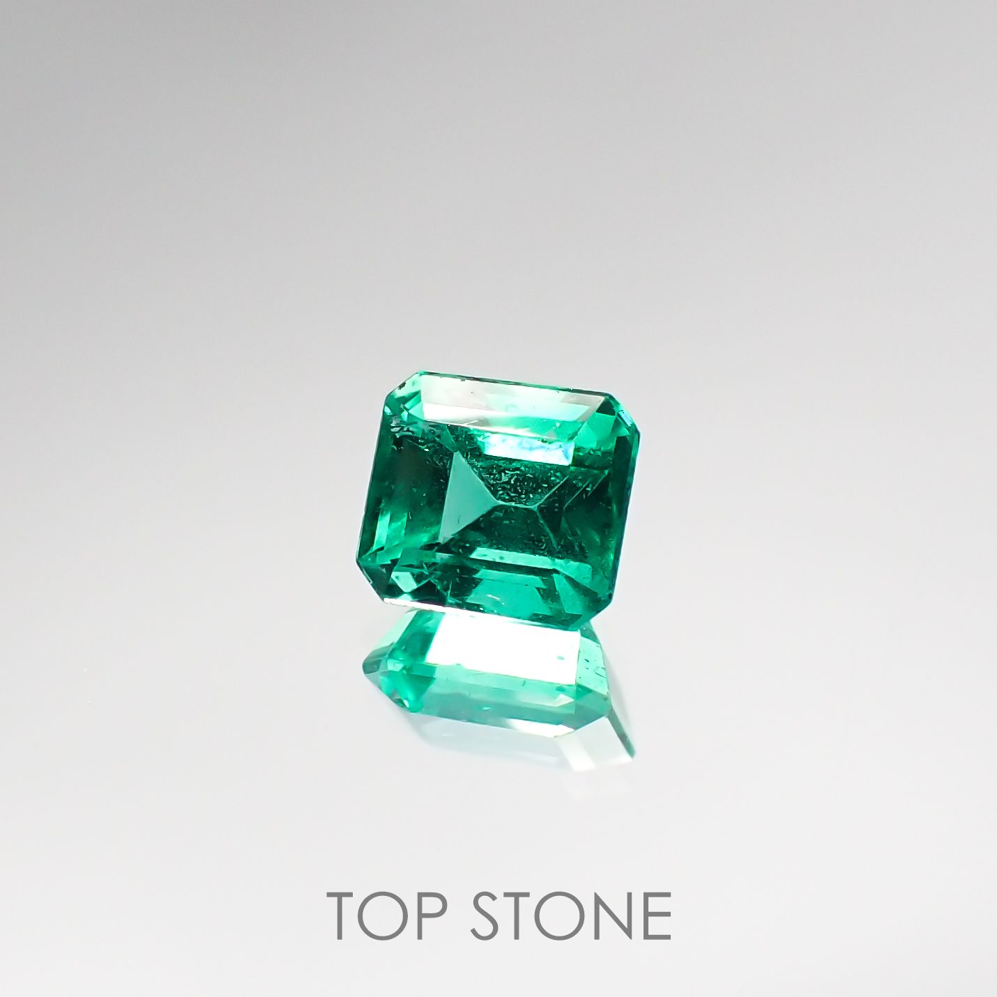 エメラルド コロンビア産 ルース 0.64ct[210711708]5.3×4.7mm前後
