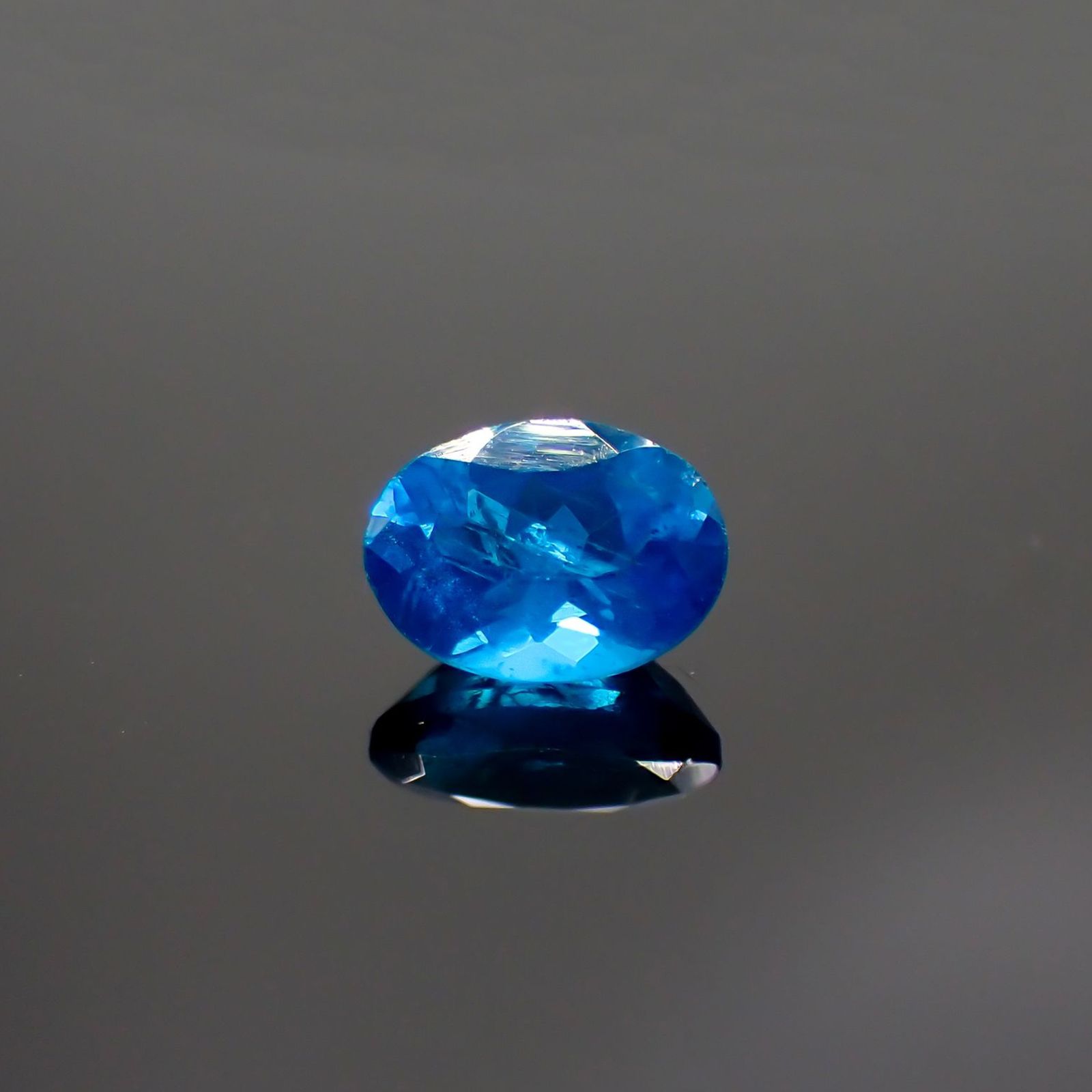 ネオンブルーアパタイト(宝石名アパタイト) マダガスカル産 識別済 0.79ct / 6.7x4.9mm前後 [211013055]