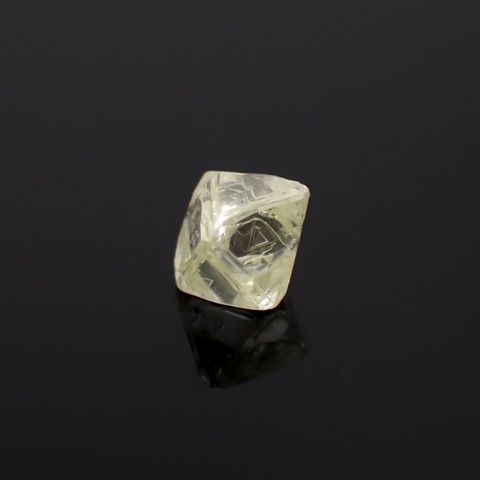 ソーヤブルダイヤモンド 原石(トライゴンあり/Trigon) ※通し穴あり(宝石名ダイアモンド) 0.29ct 識別済[230923457]4.2x4mm前後
