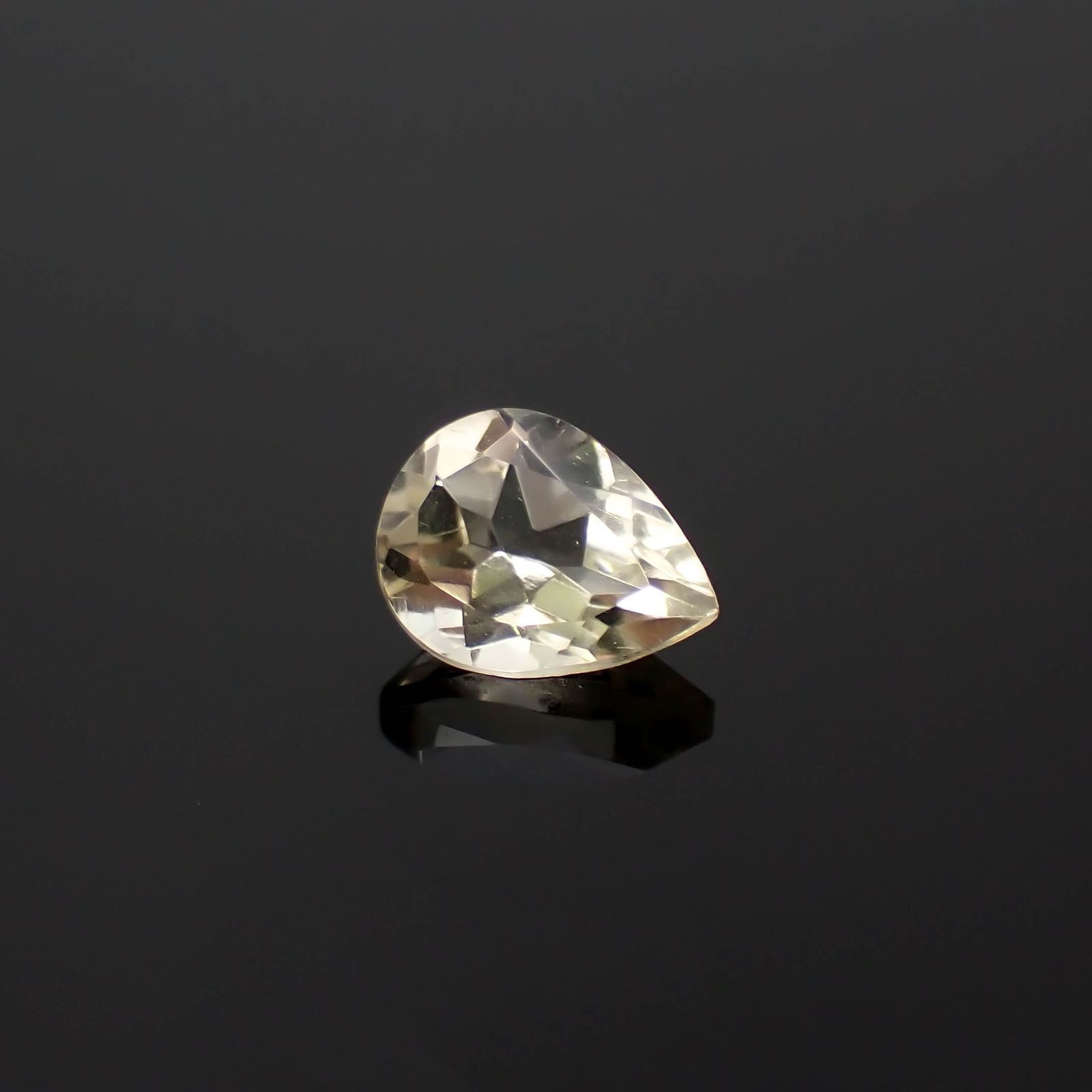 ゴールデンラブラドライト メキシコ産 1.19ct / 8.1x6.3mm前後 [251220367]