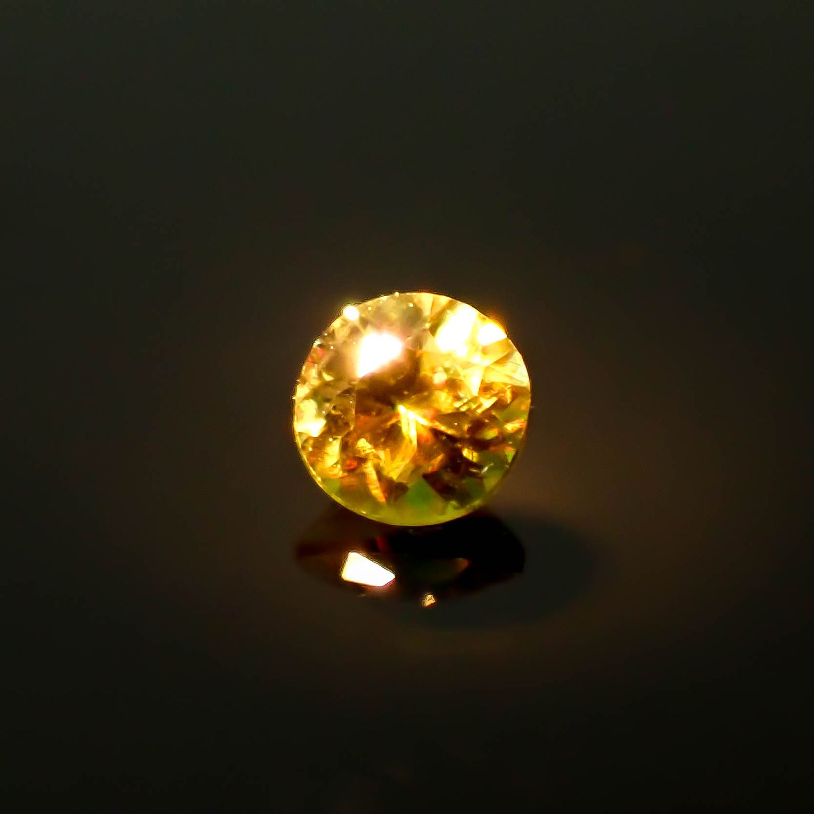 カラーチェンジスフェーン パキスタン産 0.13ct / 3x3mm前後 [250931066]