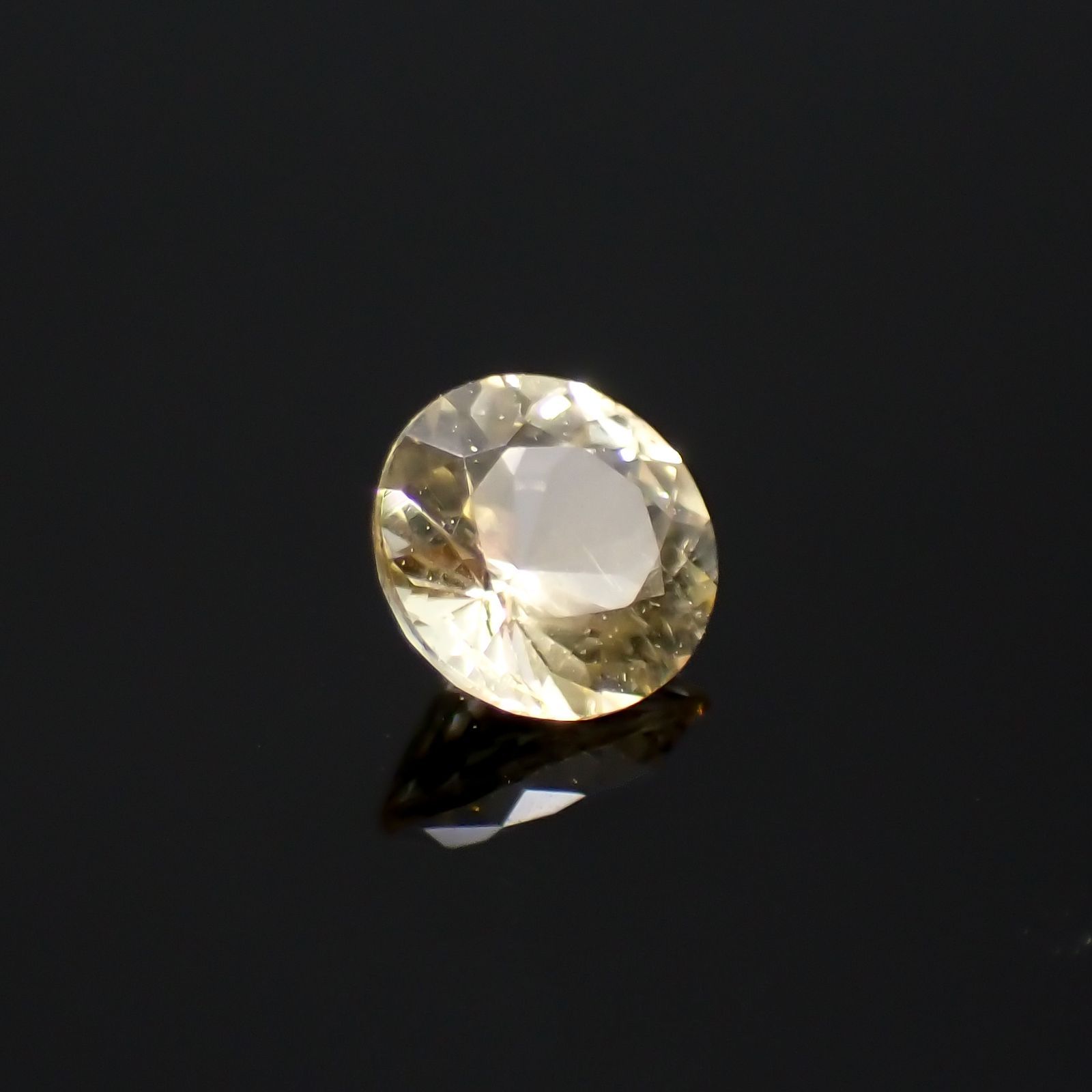 イエローダンビュライト(宝石名イエロー・ダンブライト)タンザニア産 0.25ct 識別済[220918007]4.1x4.1mm前後