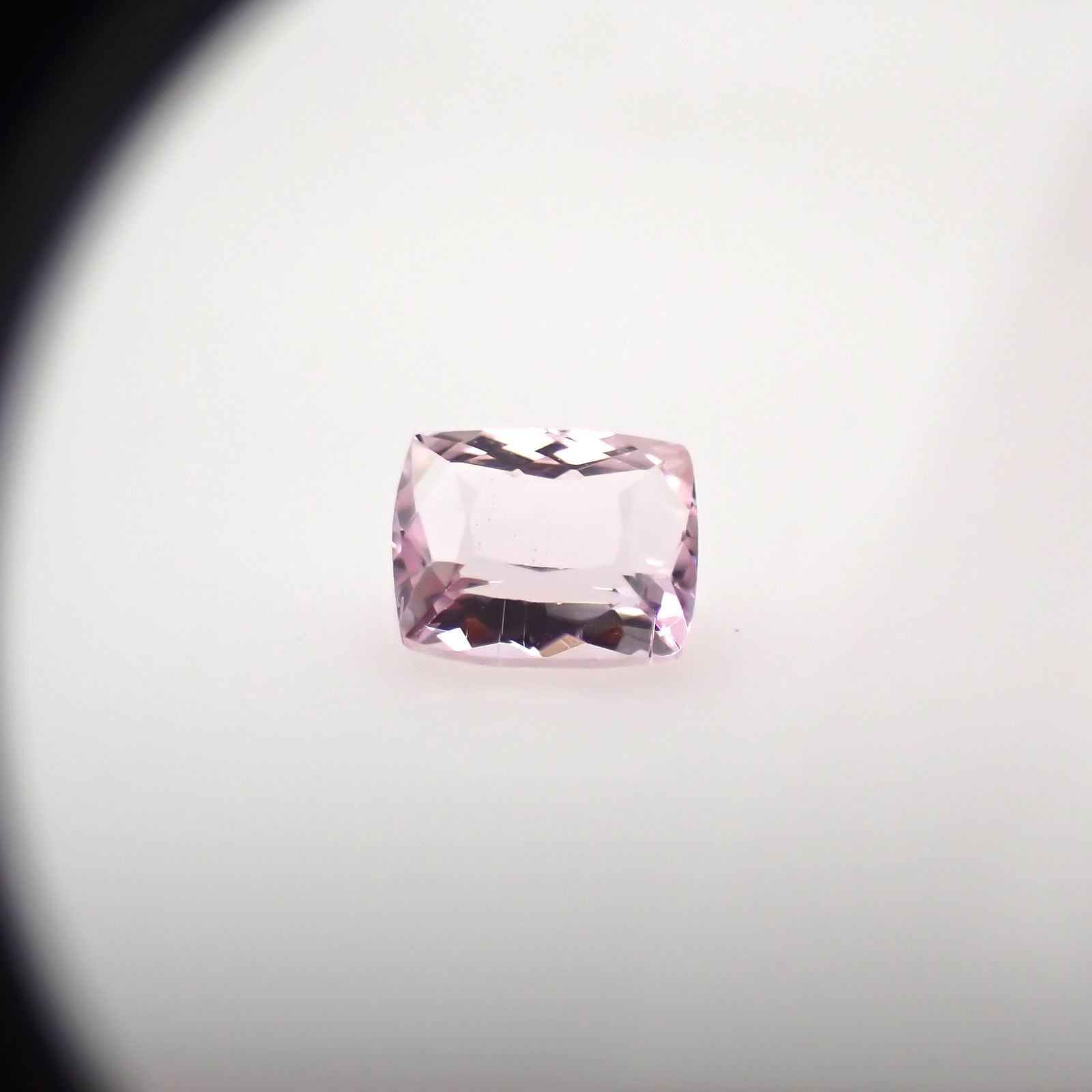 ピンクゾイサイト(宝石名ピンク・ゾイサイト)タンザニア産 0.620ct ソ付(彩珠)[241129502]5.3x4.3mm前後
