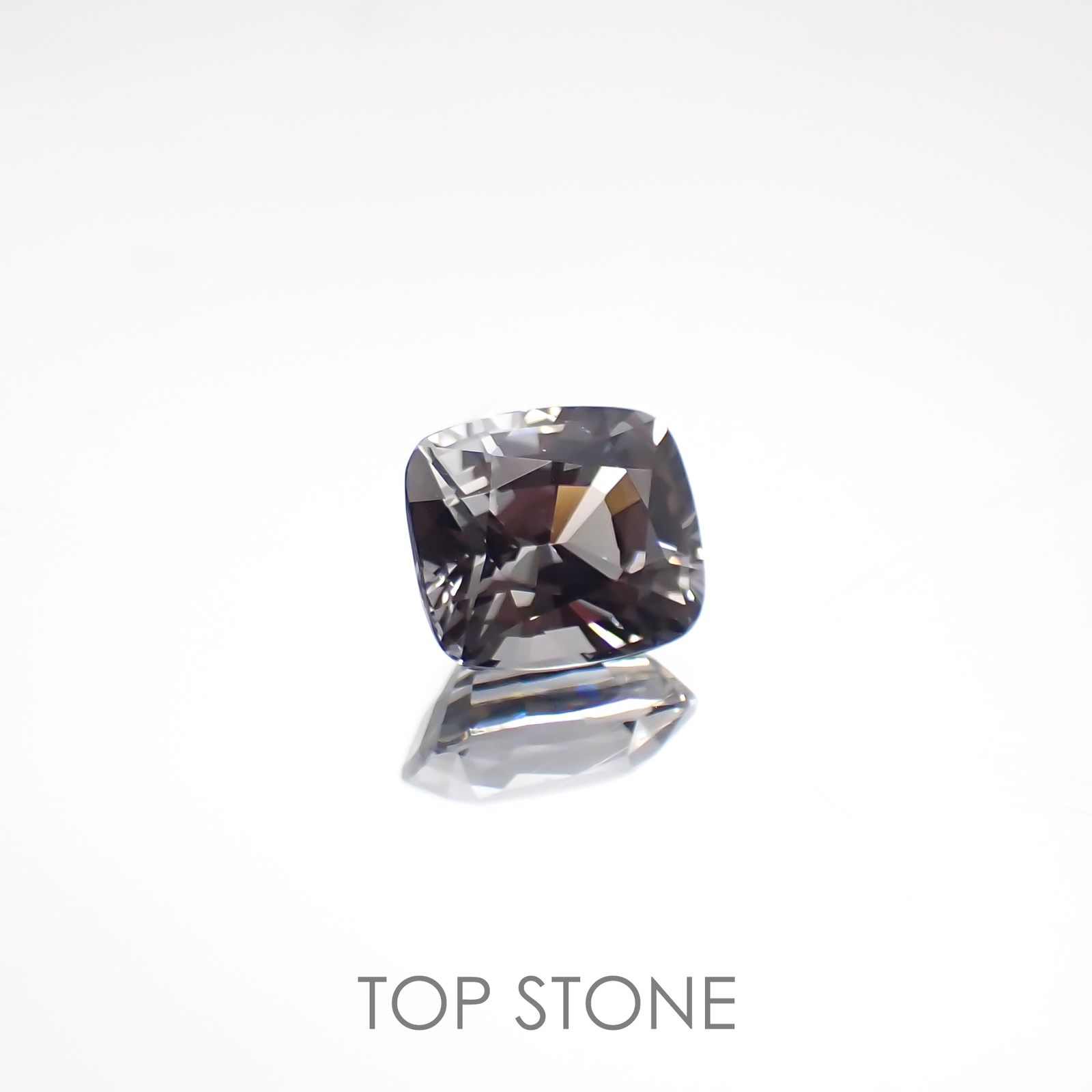 プラチナスピネル(宝石名スピネル) ビルマ産 1.330ct ソ付(彩珠)[210611366]6.6×5.8mm前後