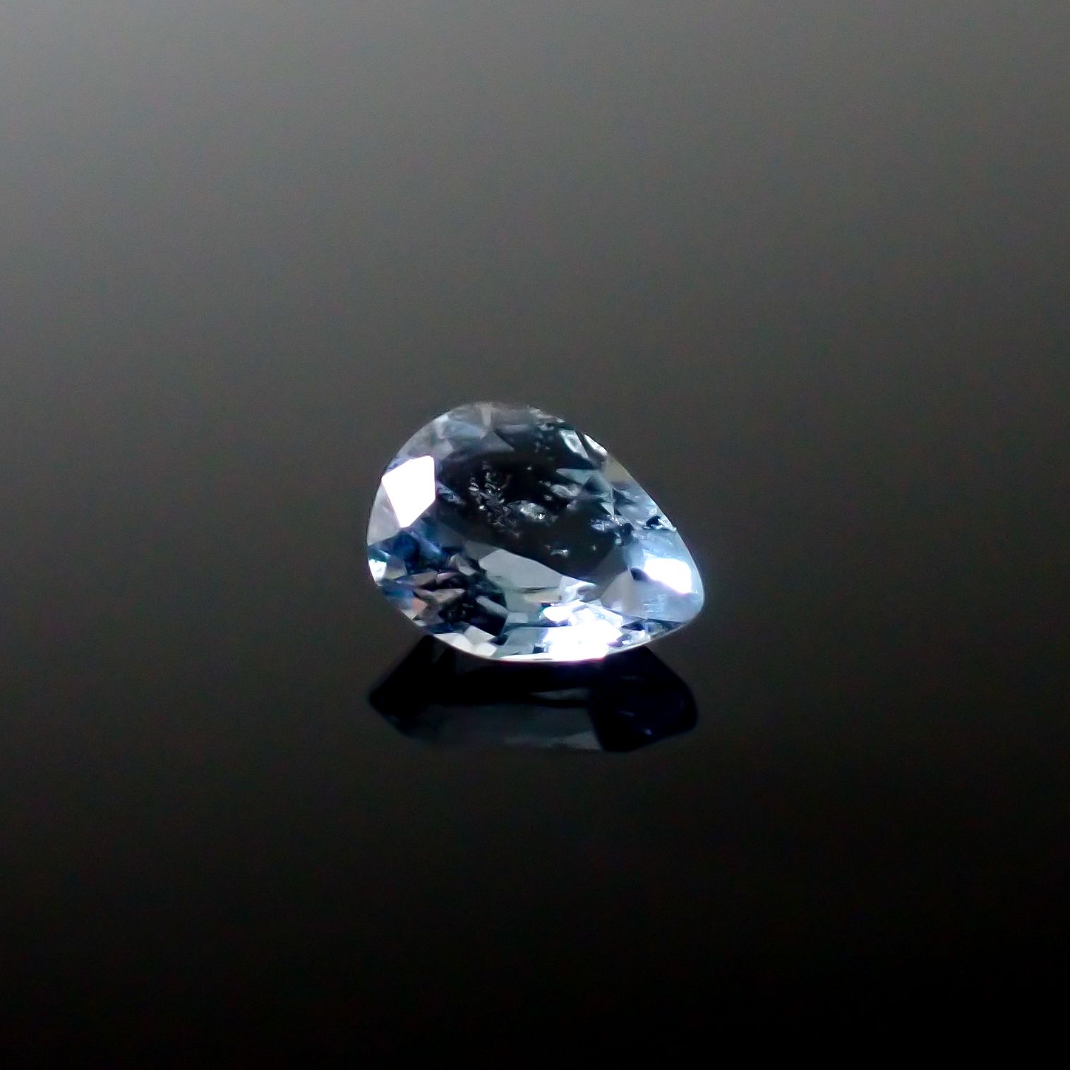 テネブレッセンススキャポライト アフガニスタン産 0.14ct / 4.3x3.2mm前後 [260532259]