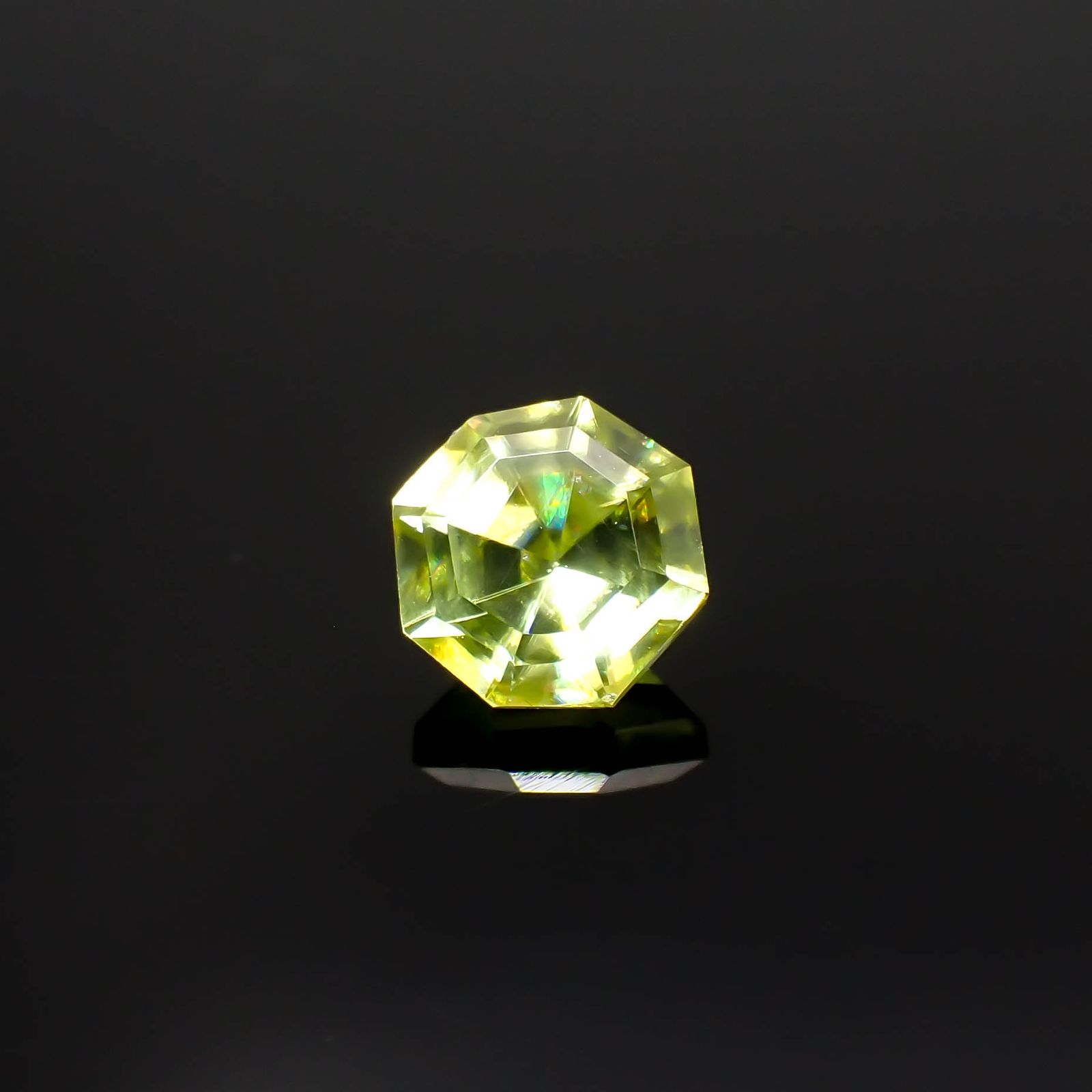 ◇オクタゴンカット◇スフェーン(宝石名スフェーン)マダガスカル産 0.60ct 識別済[231224748]5x5mm前後