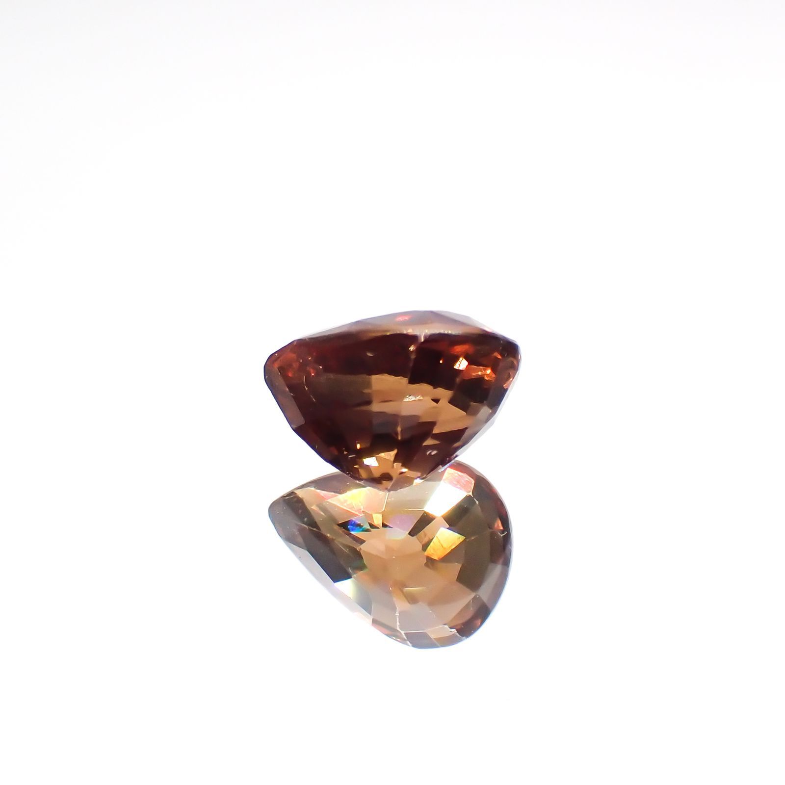 カラーシフトマラヤガーネット(宝石名ガーネット)タンザニア産 1.90ct 識別済[220115009]7.8x5.9mm前後