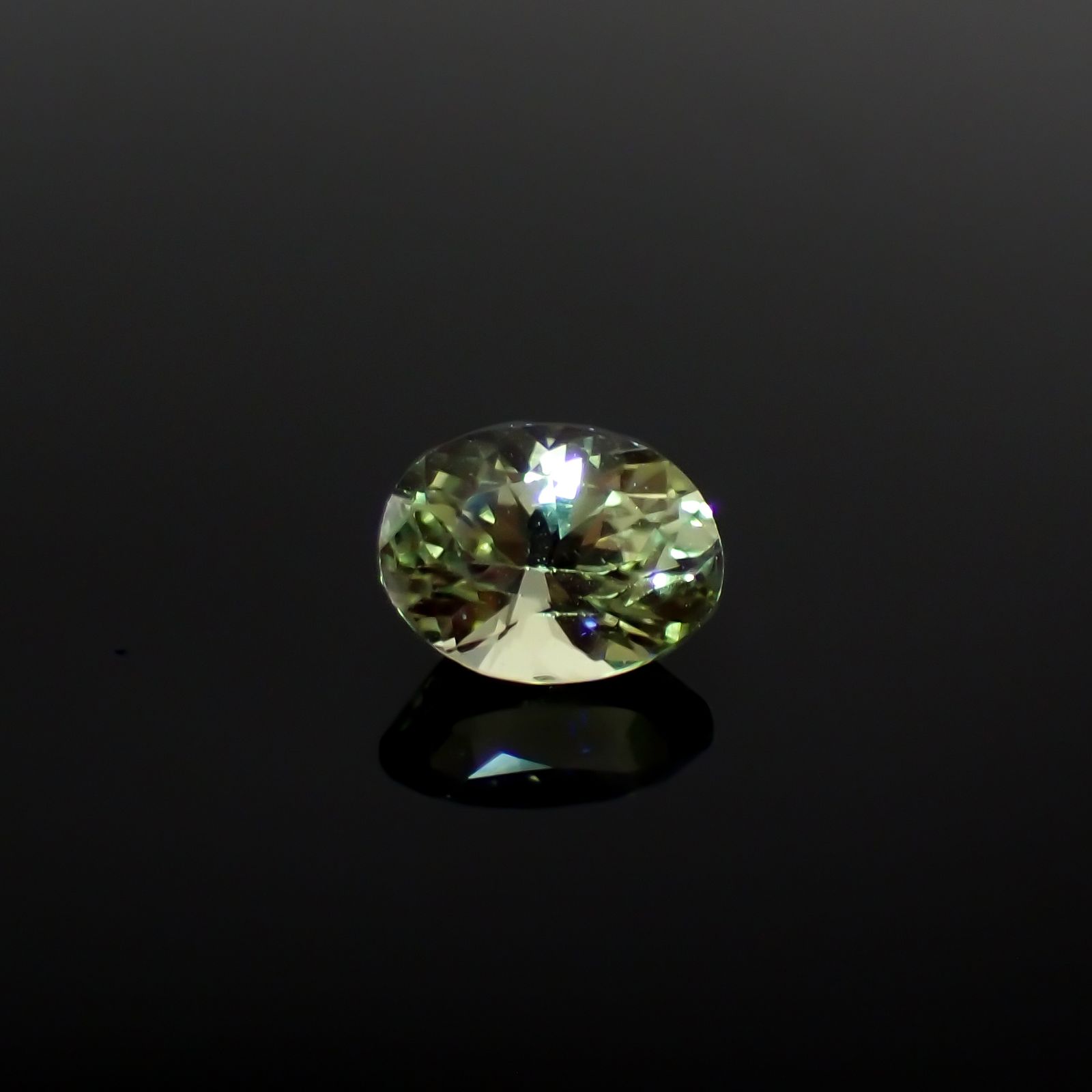 バナジウムクリソベリル(宝石名クリソベリル)マダガスカル産 0.629ct ソ付(日独)[240527636]5.71x4.38mm前後