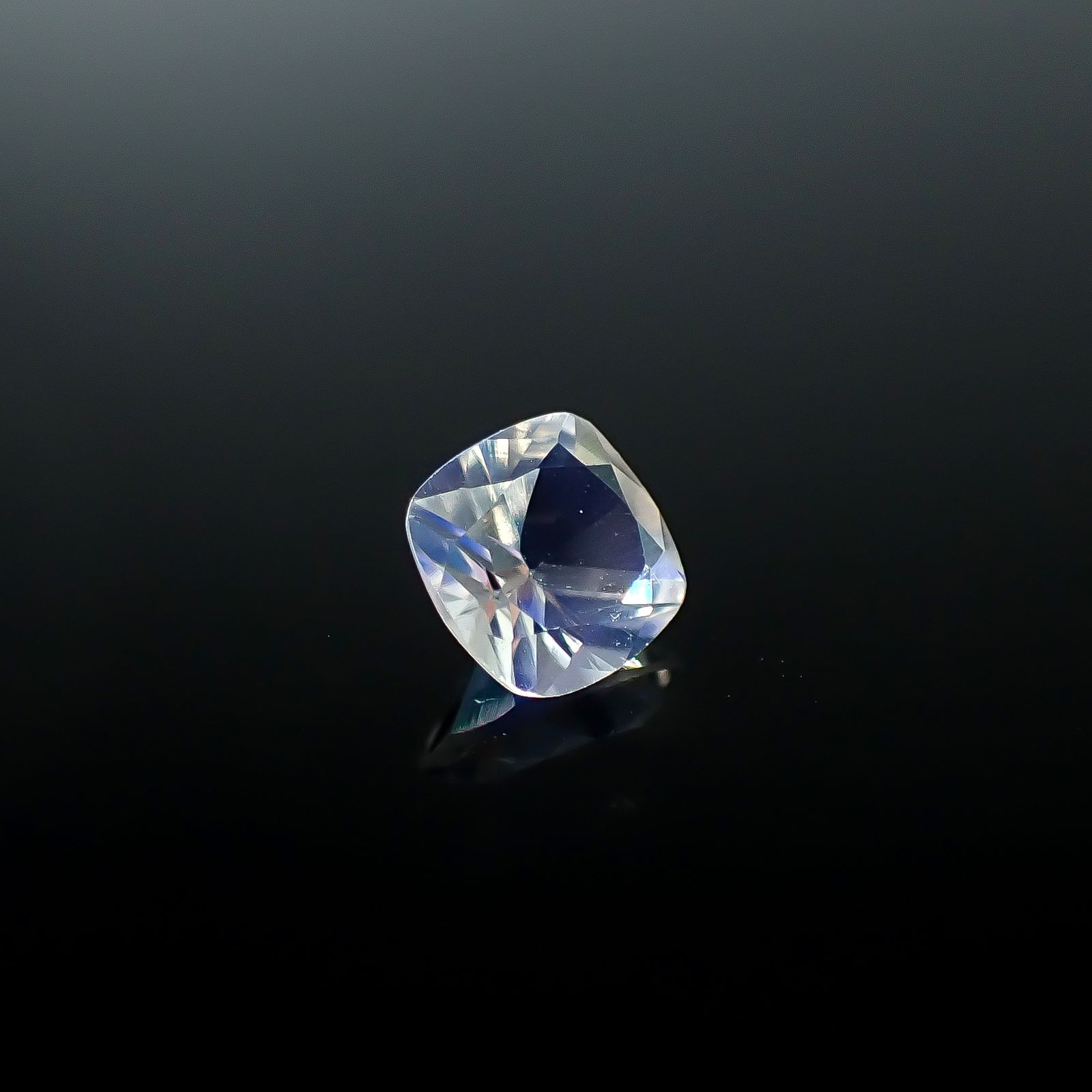 レインボームーンストーン タンザニア産 0.53ct [250730920]5.3x5.2mm前後
