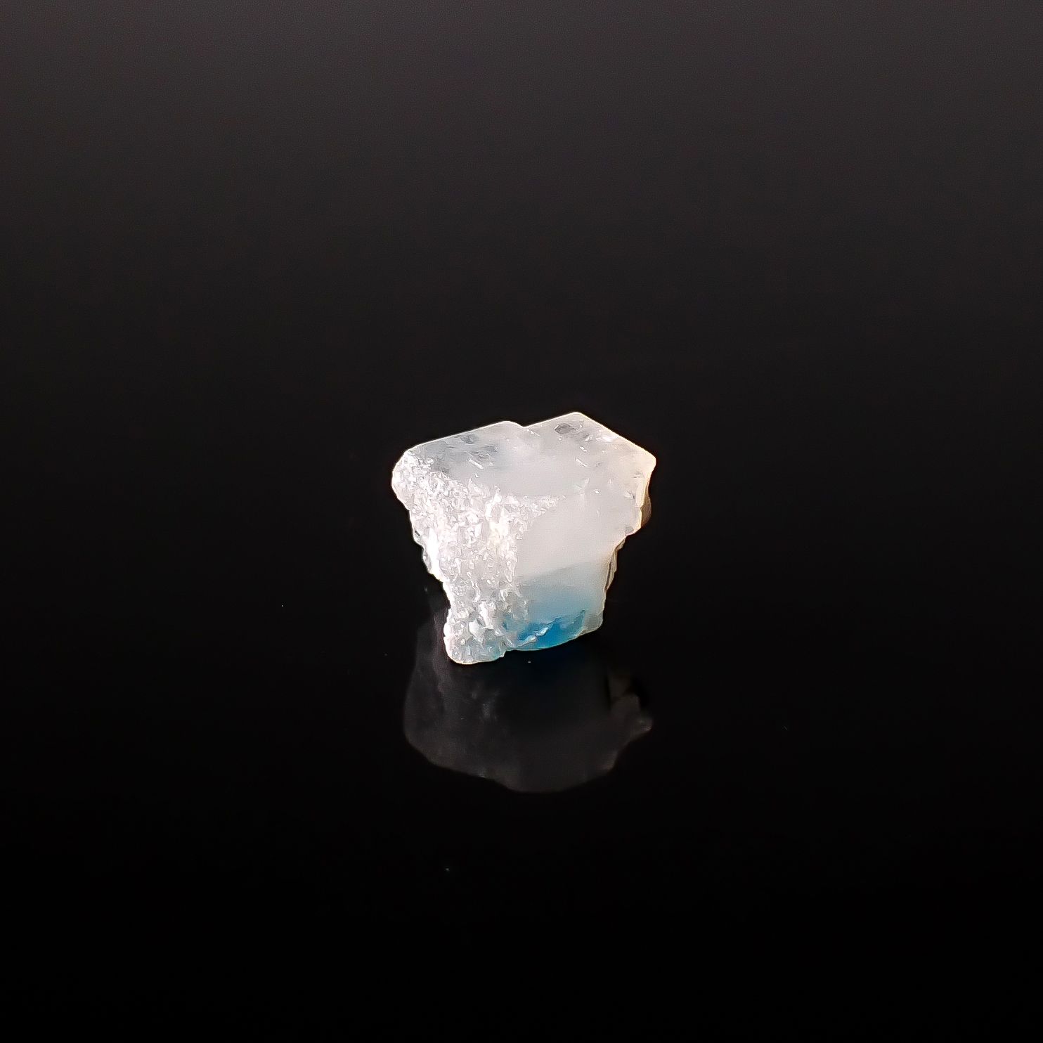 ユークレース 原石 ブラジル産 6.01ct / 10.3x9.3mm前後 [260231726]