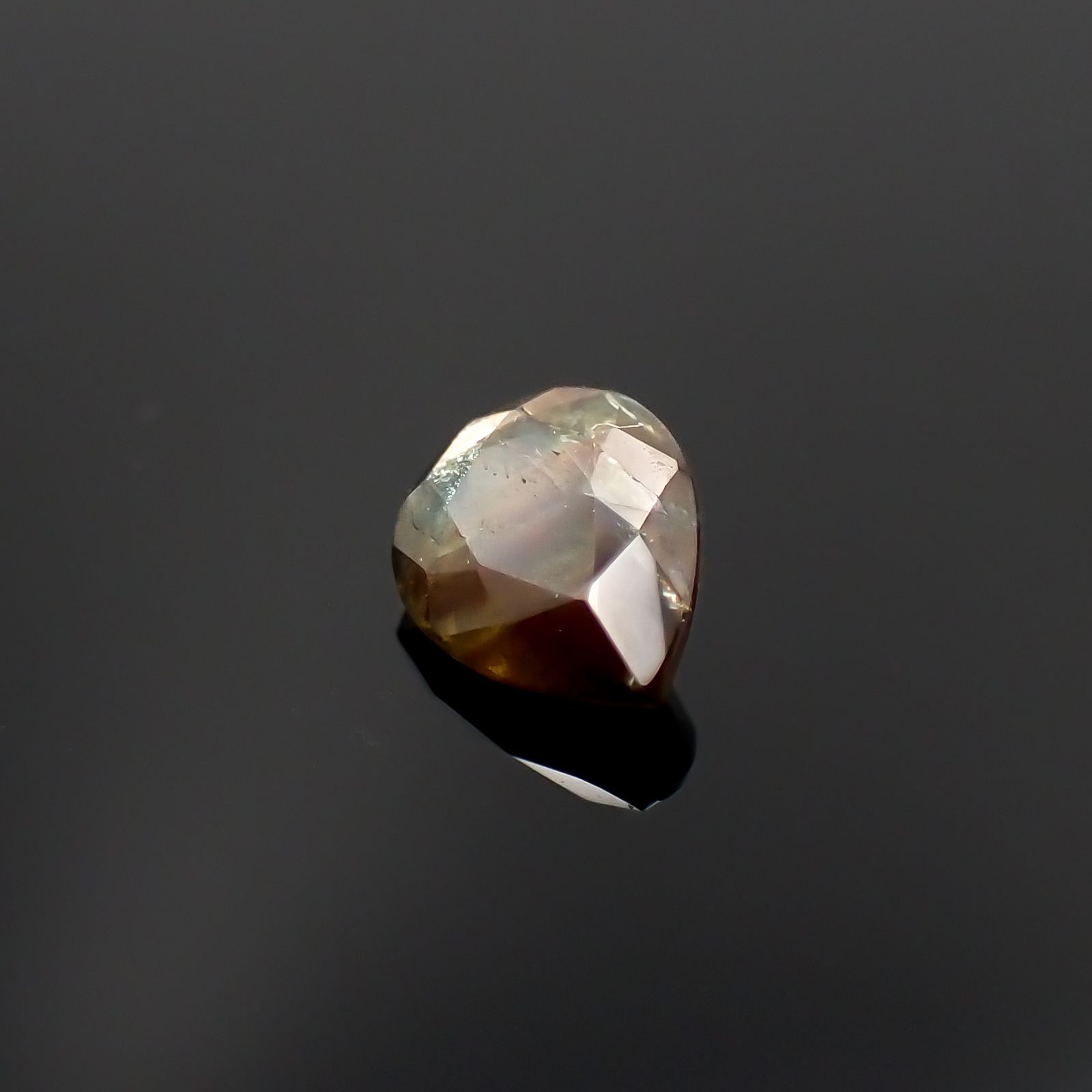 ゴールドシーンサファイア非加熱 ケニア産 0.83ct[230321330]6.8x5.3mm前後