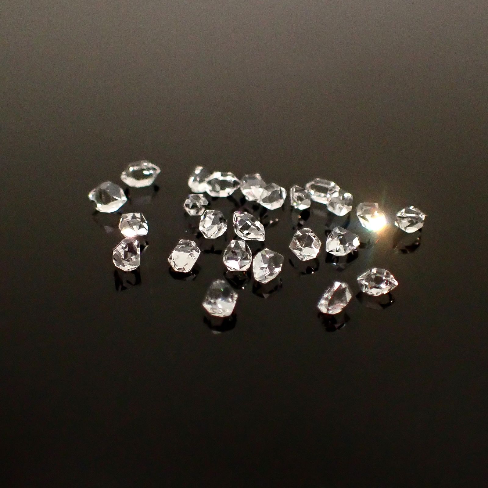 ◇メレセット◇ハーキマーダイヤモンド 原石 アメリカ・ニューヨーク州産 1.75ct / 2.8-3.5x1.5-2.3mm前後 [260231700]