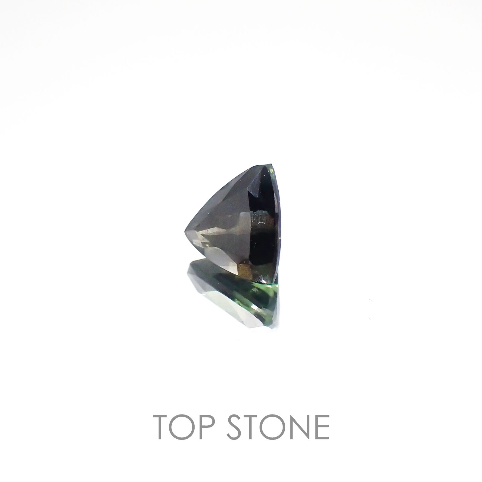 ゴールドシーンサファイア 非加熱(宝石名シーン・サファイア) ケニア産 0.745ct ソ付(彩珠)[20107116]5.5×5.7mm前後