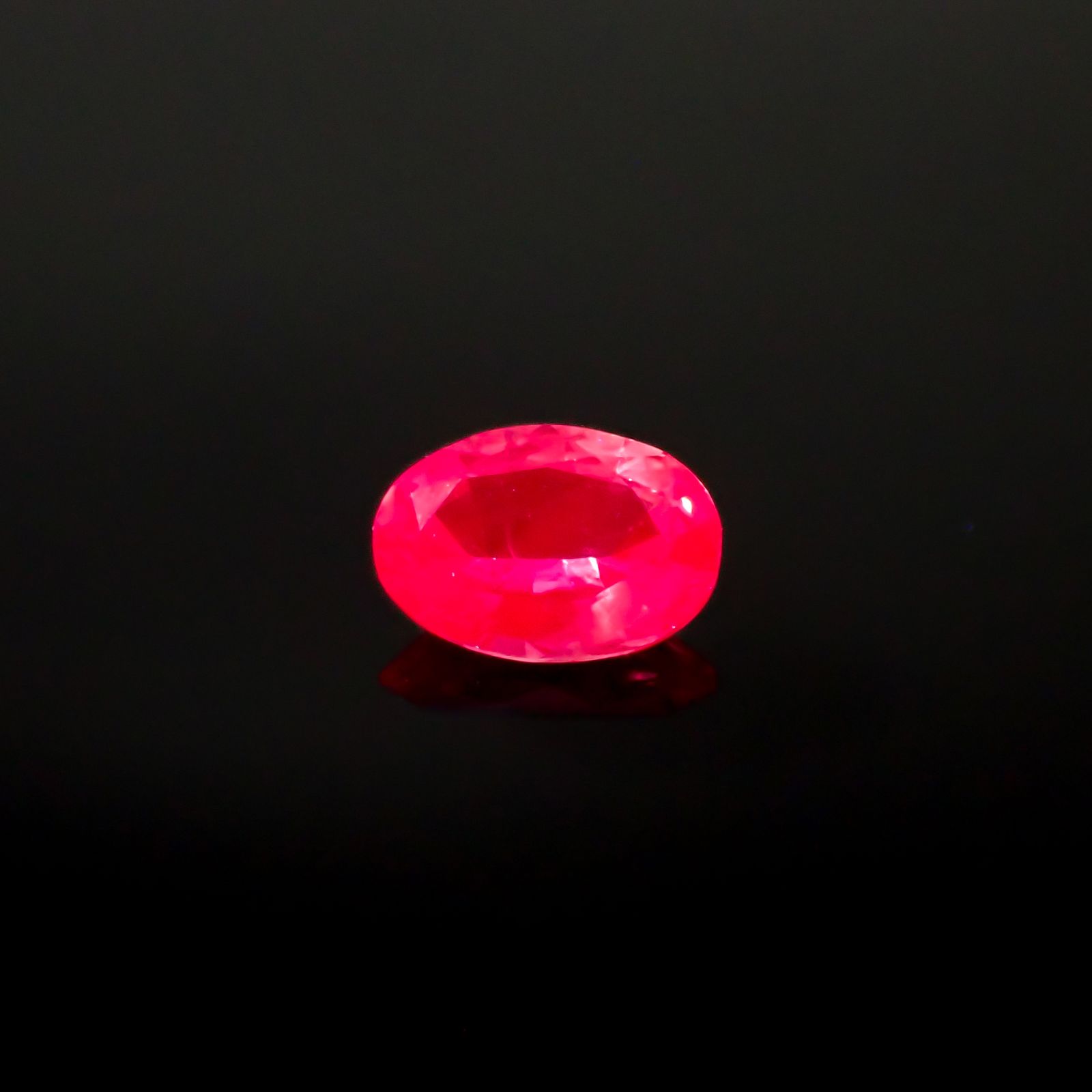 ネオンピンクサファイア スリランカ産 0.28ct[240728546]5x3.4mm前後
