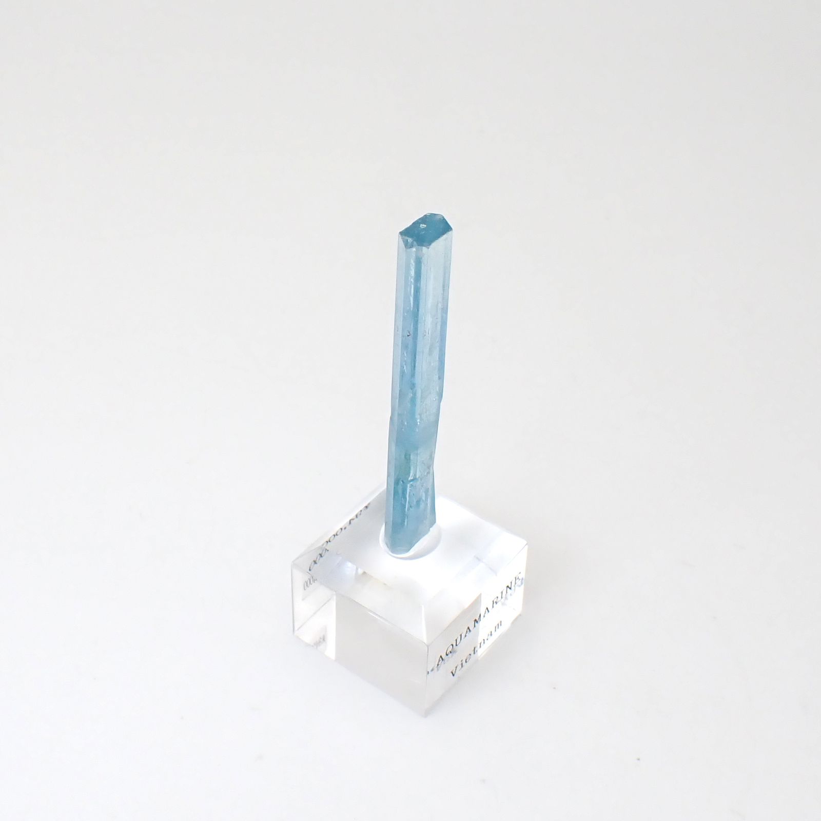 アクアマリン柱状結晶原石 ベトナム産 アクリル台座付き 22.59ct(4.518g) / 4.6x8.2x52.6mm前後 [260632330]
