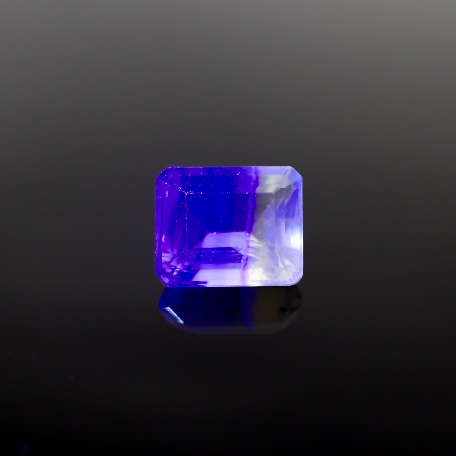 バイカラーフローライト フルオレッセンス ブラジル産 4.39ct[230722972]9.8x8.1mm前後