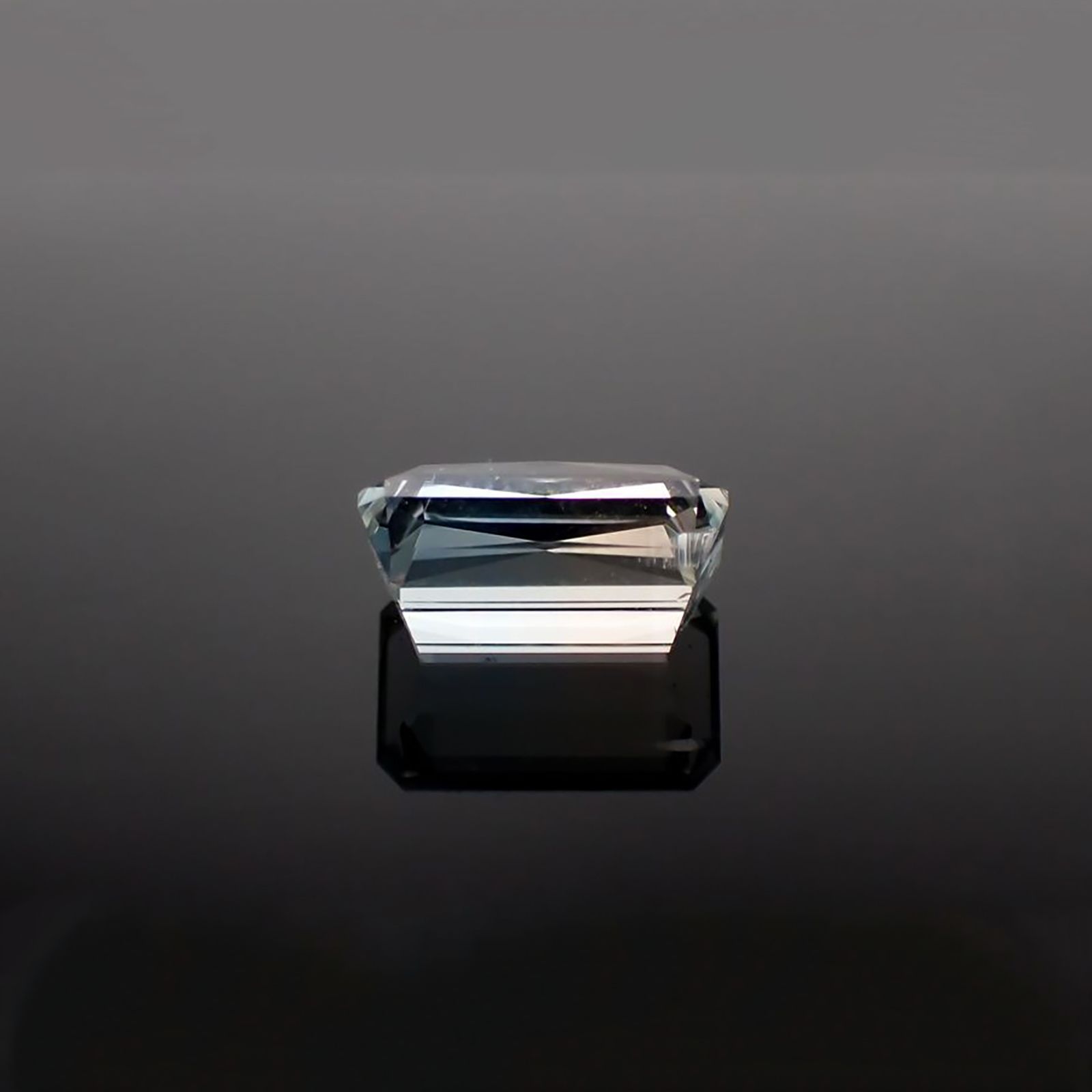 バイカラートパーズ(宝石名バイカラー・トパーズ)ウクライナ産 ソ付(彩珠) 3.736ct / 10.7x6.5mm前後 [221018471]