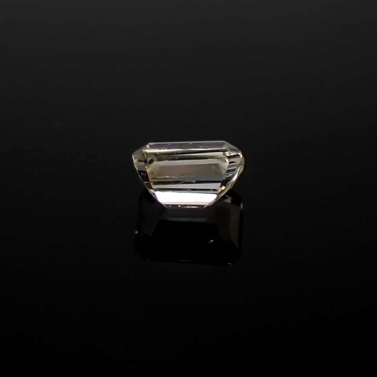 リューコガーネット(宝石名ホワイト グロッシュラー・ガーネット)ビルマ産 0.39ct 識別済[220616322]4.5x3.3mm前後