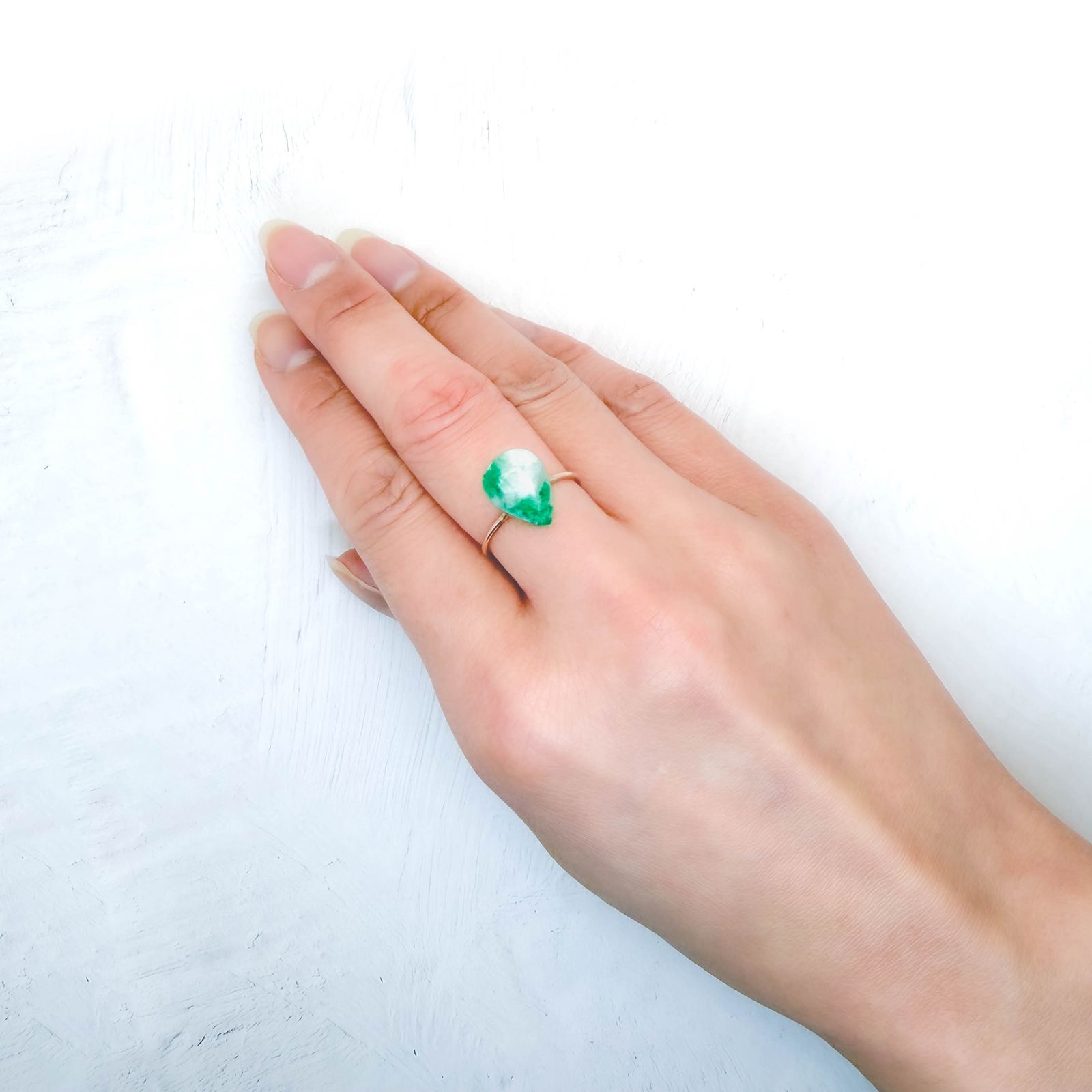 エメラルドインクォーツ パキスタン産 3.72ct / 12.3x8.9mm前後 [260231657]