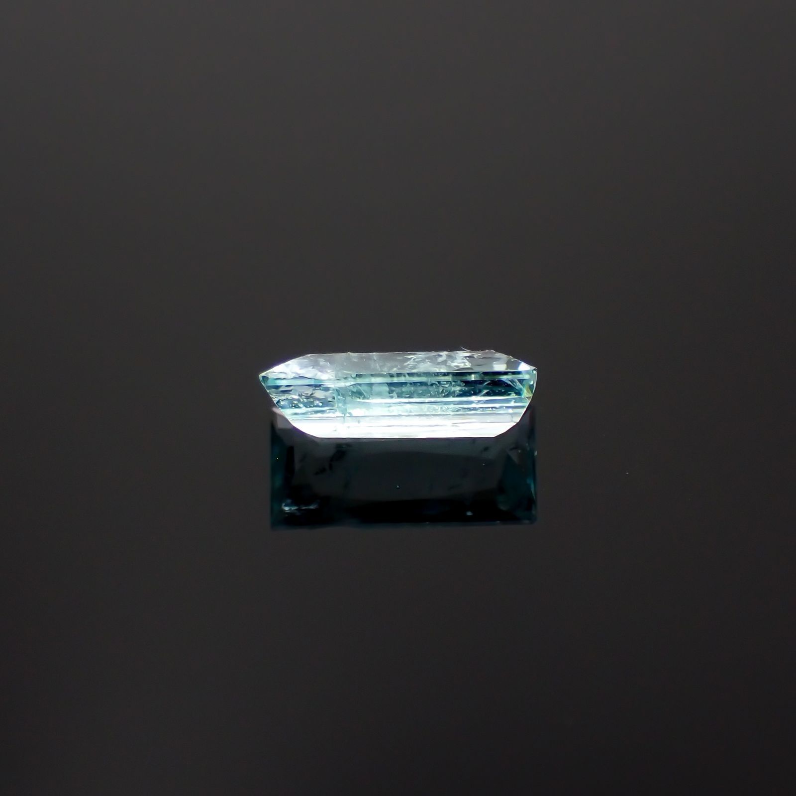 パライバトルマリン(宝石名トルマリン/別名パライバ・トルマリン)モザンビーク産 識別済 0.77ct / 8.1x4mm前後 [230522239]