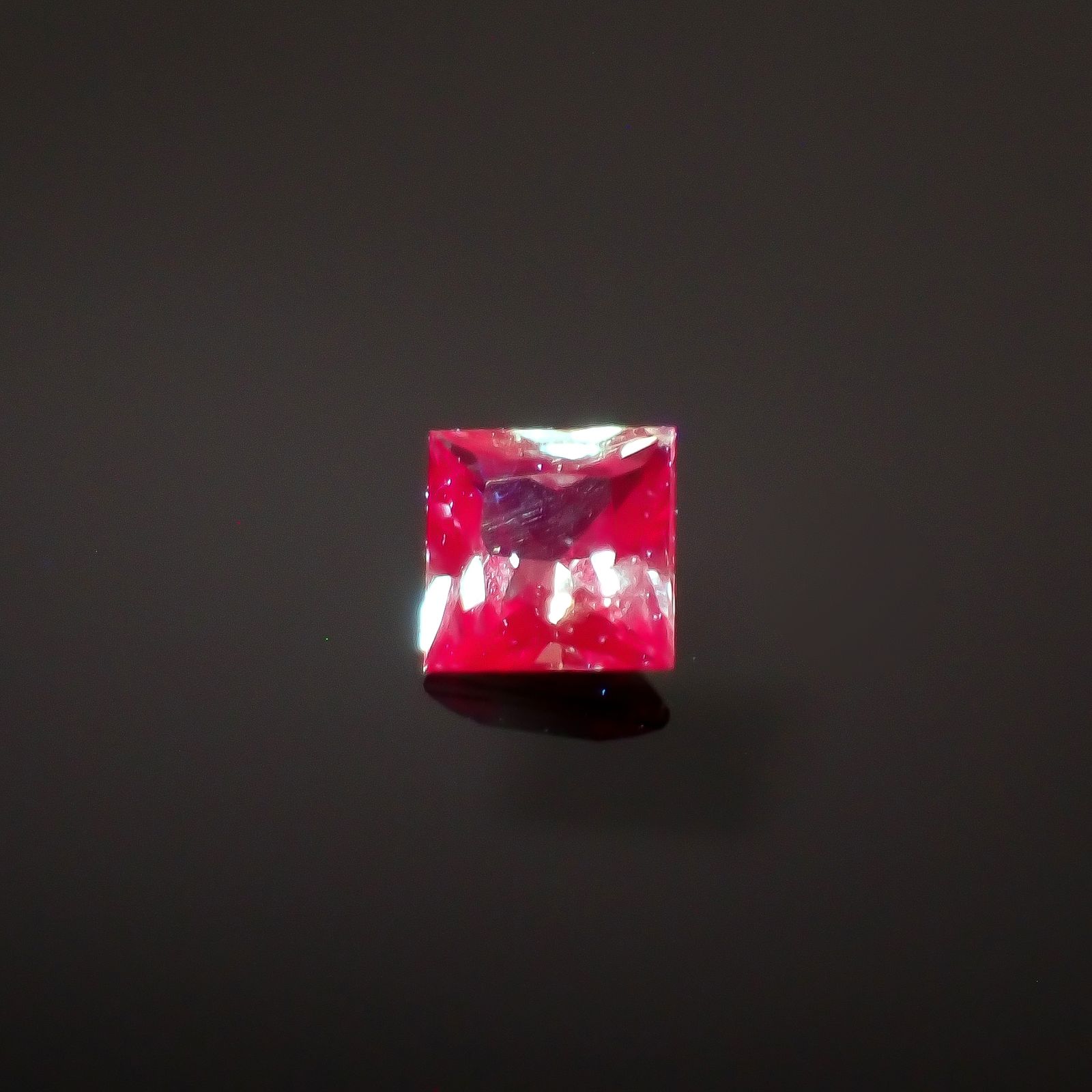 ◇プリンセスカット◇アレキサンドライト ブラジル産/EmeraldMains社製 0.081ct[240527592]2.4x2.4mm前後