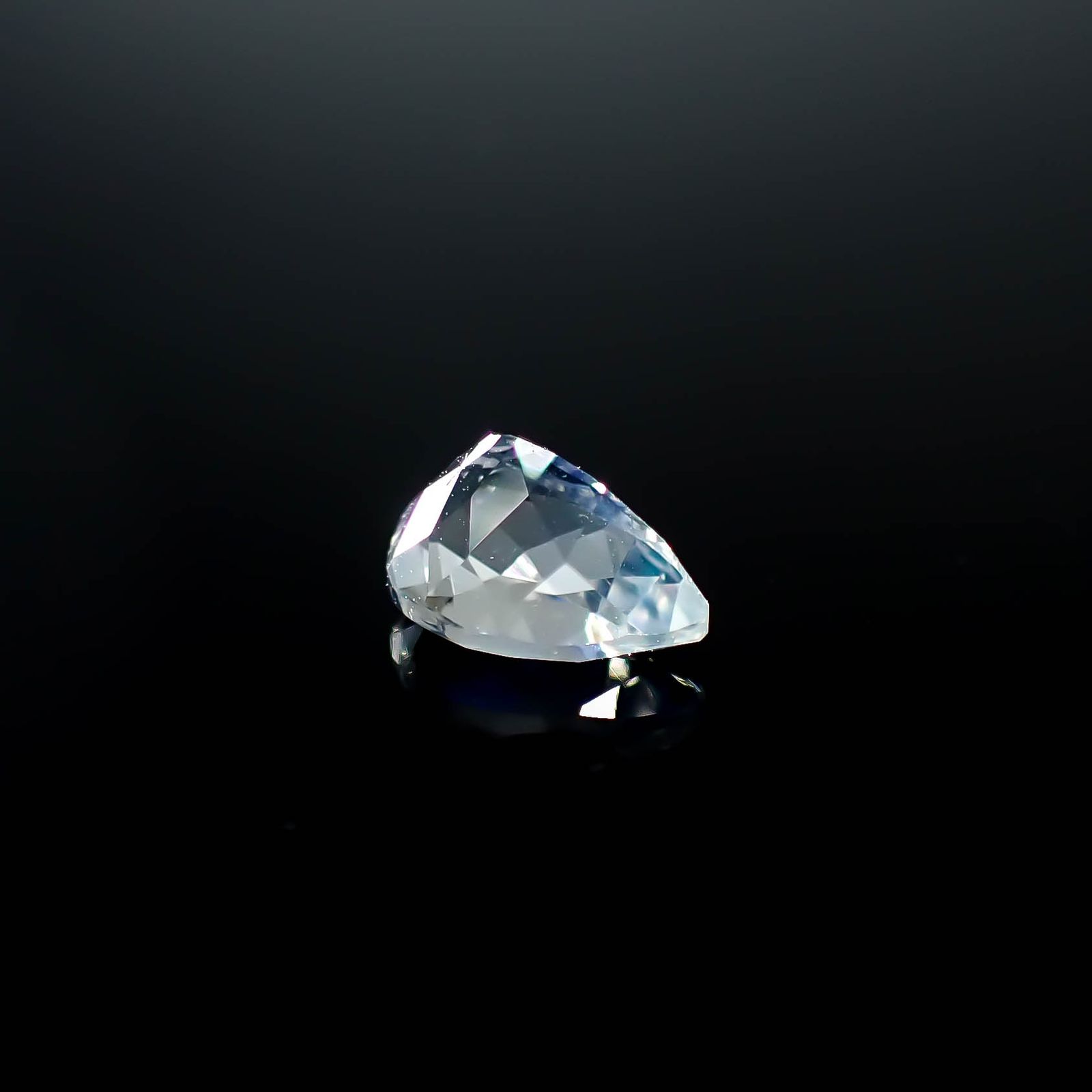 レインボームーンストーン ザンビア産 0.70ct [250730909]6.9x4.9mm前後