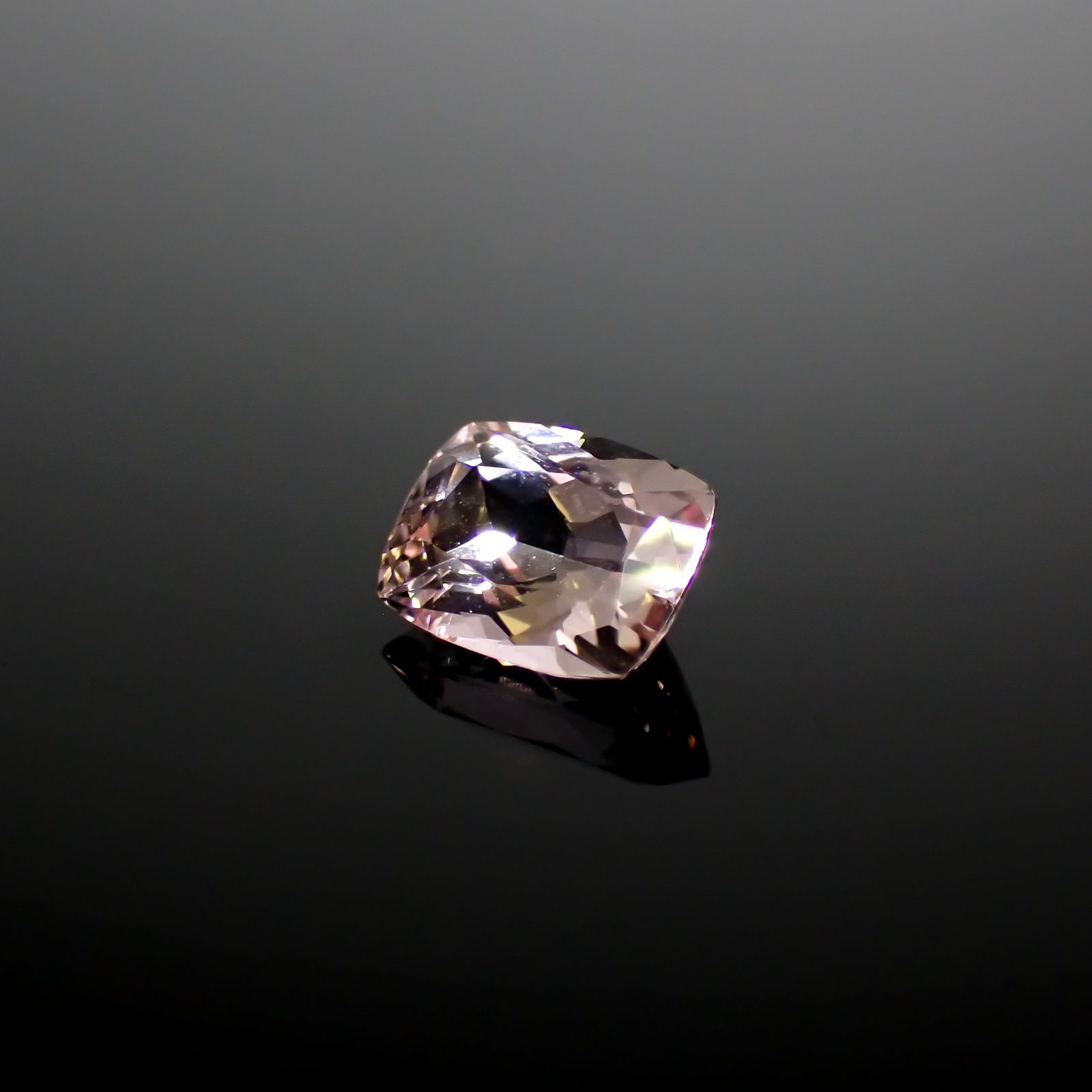 ピンクゾイサイト(宝石名ピンク・ゾイサイト)タンザニア産 1.406ct ソ付(彩珠)[241129478]7.7x5.8mm前後
