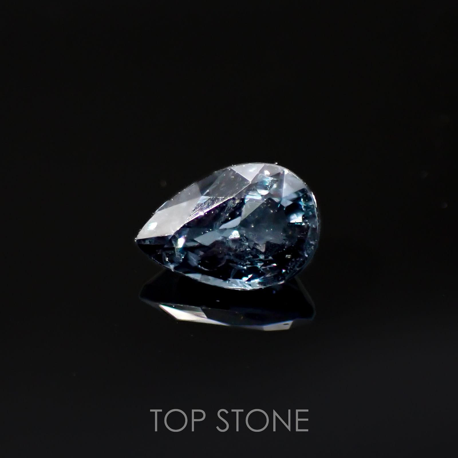 カラーチェンジガーネット アレキタイプ(宝石名ガーネット)マダガスカル・ベキリー産 0.80ct 識別済[220716947]6.8x4.6mm前後