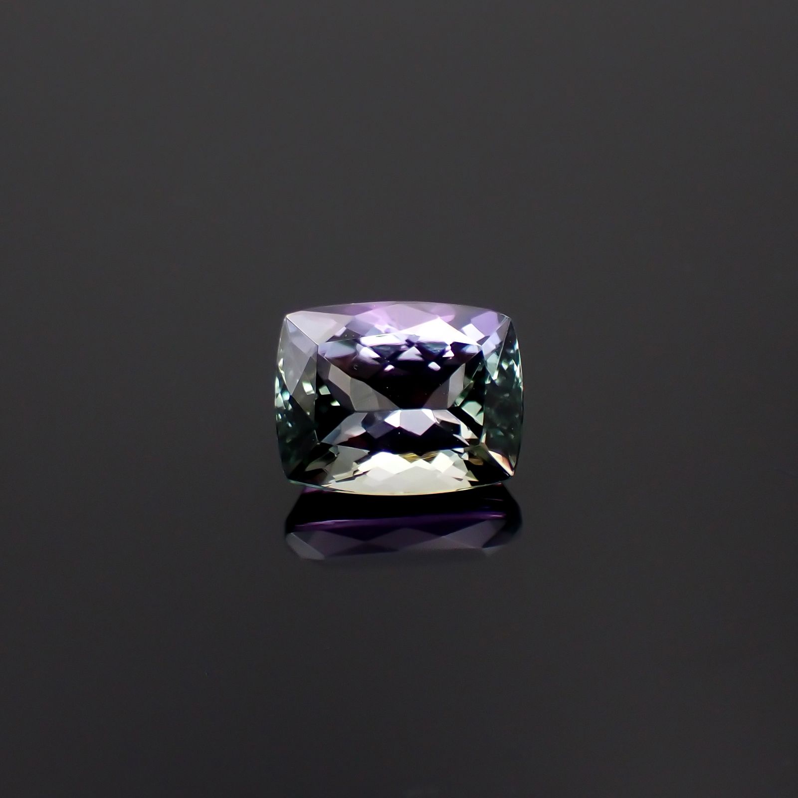 バイカラータンザナイト(宝石名ゾイサイト)タンザニア産 3.77ct 識別済[231224456]10x7.8mm前後