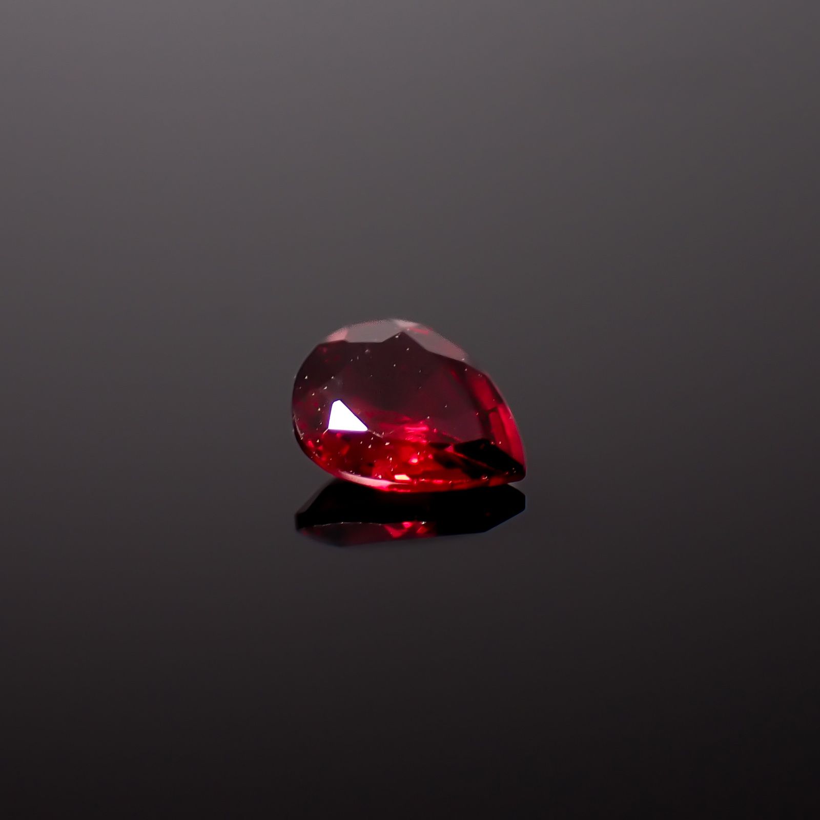 レッドスピネル(宝石名レッド・スピネル)タンザニア産 識別済 0.27ct / 5x3.9mm前後 [260732566]