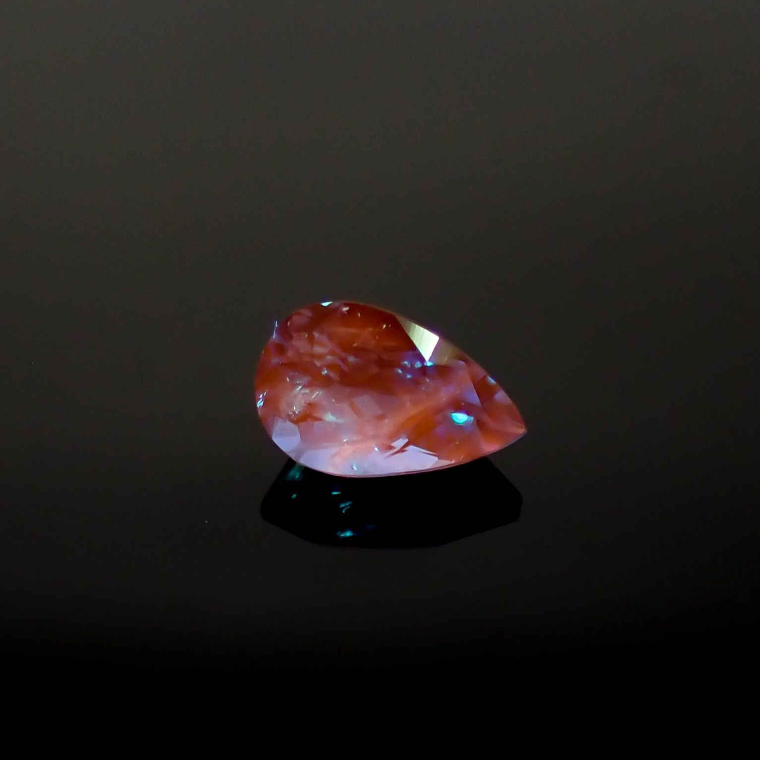 アウイナイト フルオレッセンス(宝石名アウイナイト) ドイツ産 0.272ct ソ付(日独)[210711628]5.5×3.4mm前後