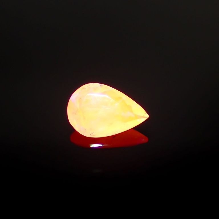 長波365(ライト)の照射で蛍光