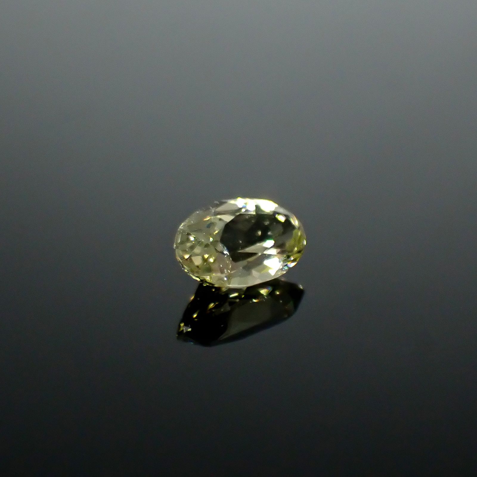 コーネルピン スリランカ産 0.51ct / 6.4x4mm前後 [251031236]