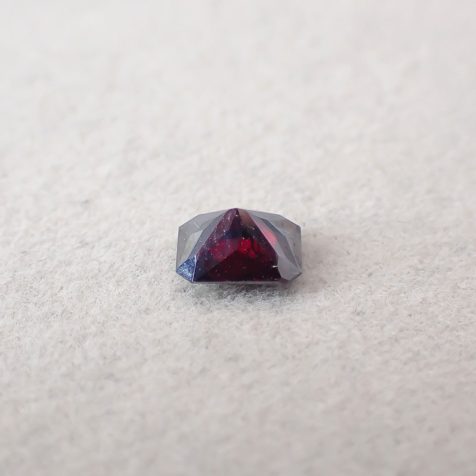 キュープライト単結晶 コンゴ民主共和国産 1.42ct / 6.1x5.1mm前後 [260331947]
