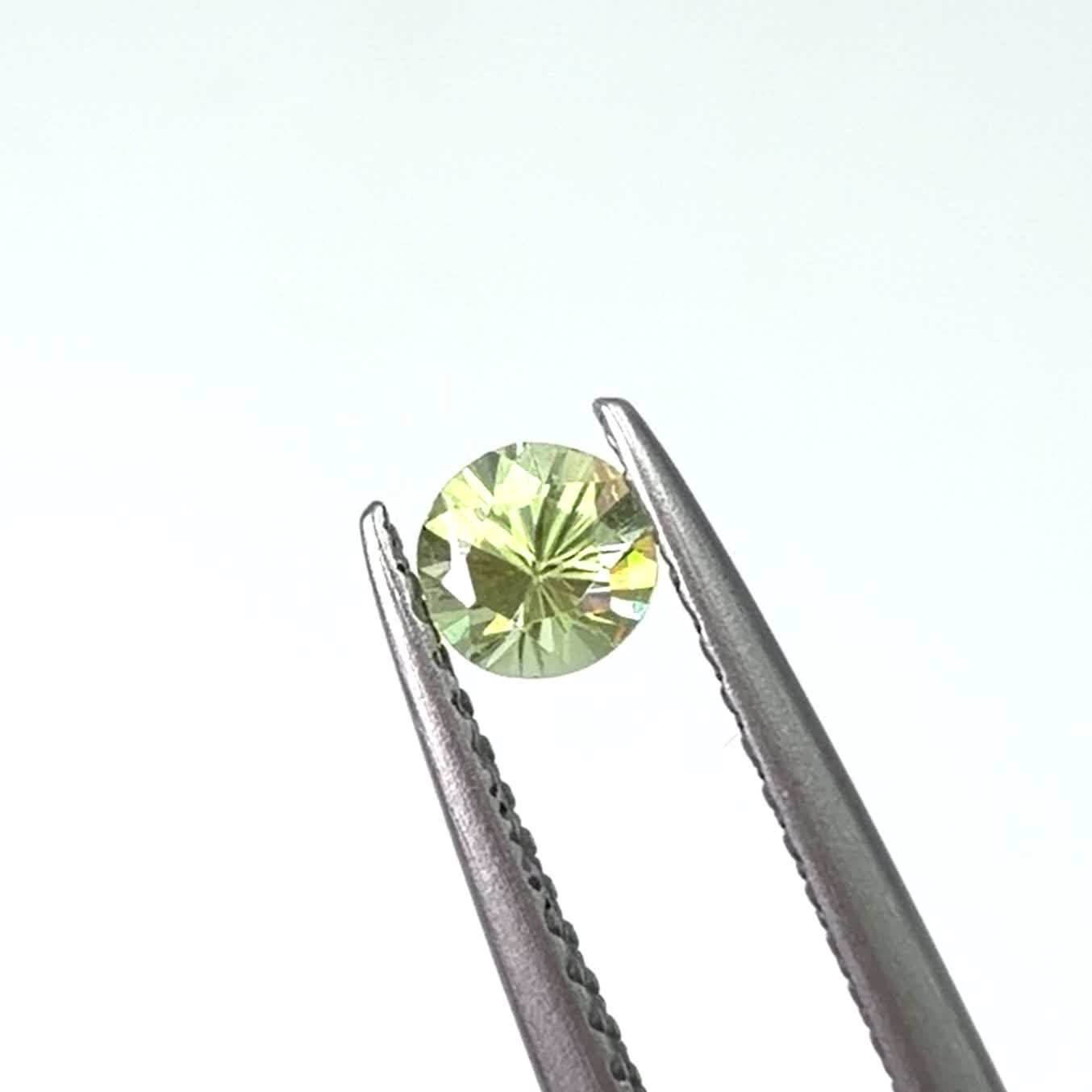 スフェーン(宝石名スフェーン)マダガスカル産 識別済 0.30ct / 3.9x3