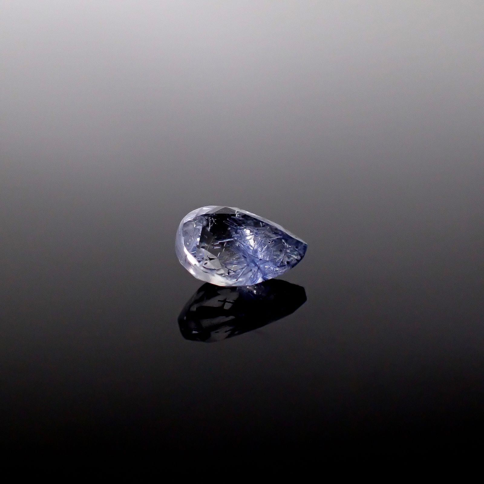 デュモルチェライトインクォーツ ブラジル産 0.68ct / 7.1x5.3mm前後 [260331841]