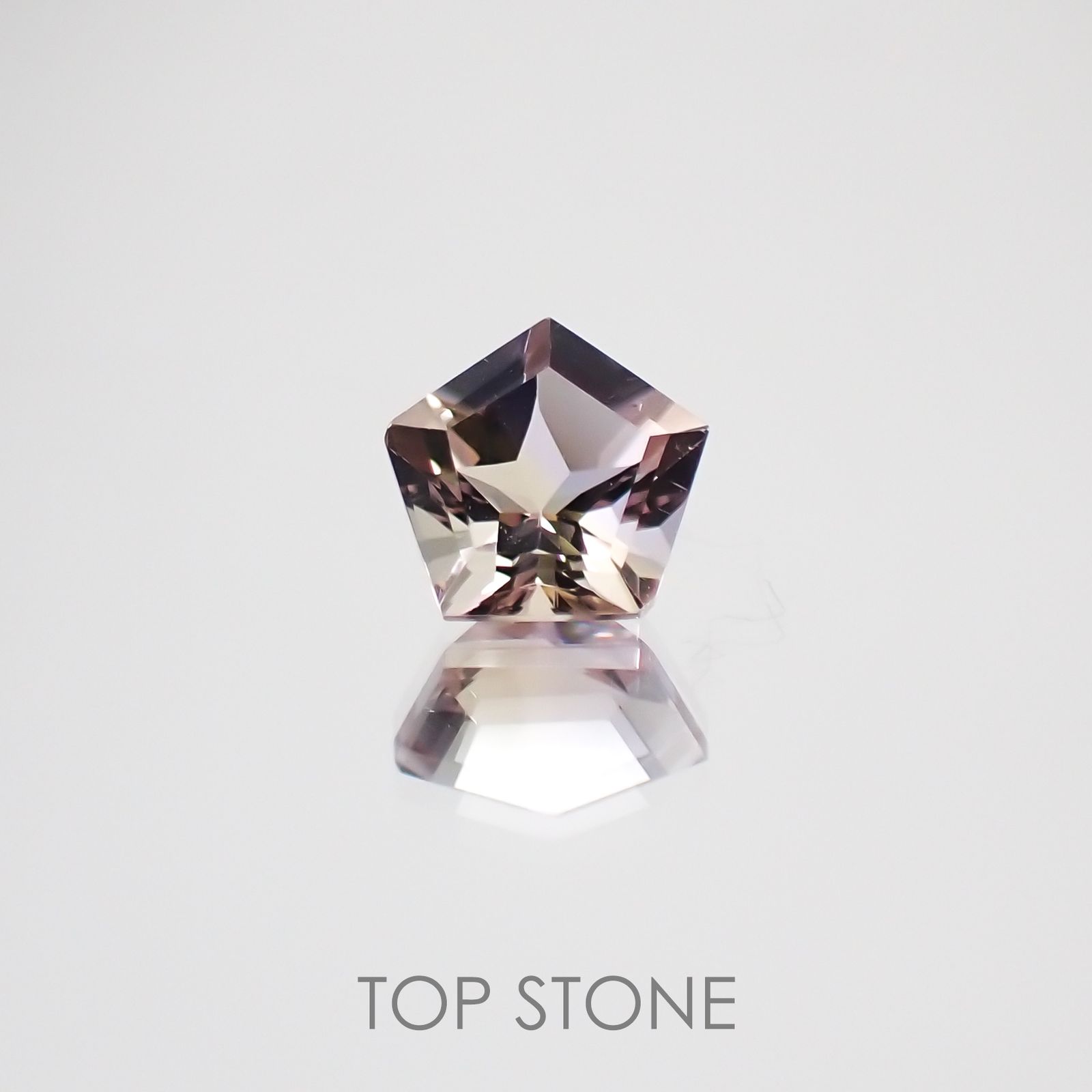 ◇ペンタゴンカット◇アメトリンSA(宝石名バイカラー・クォーツ/別名アメトリン) ボリビア産 0.72ct 識別済[210611044]6.1×6.3mm前後